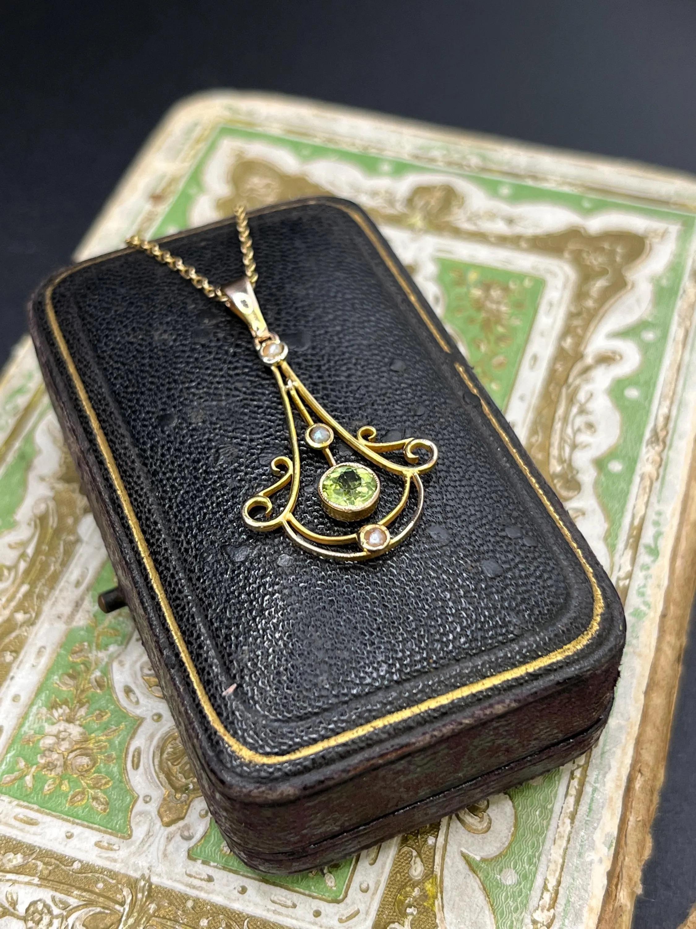 Art Nouveau or jaune 9ct estampillé,  Pendentif en péridot et perles de rocaille, Circa 1910 en vente 4