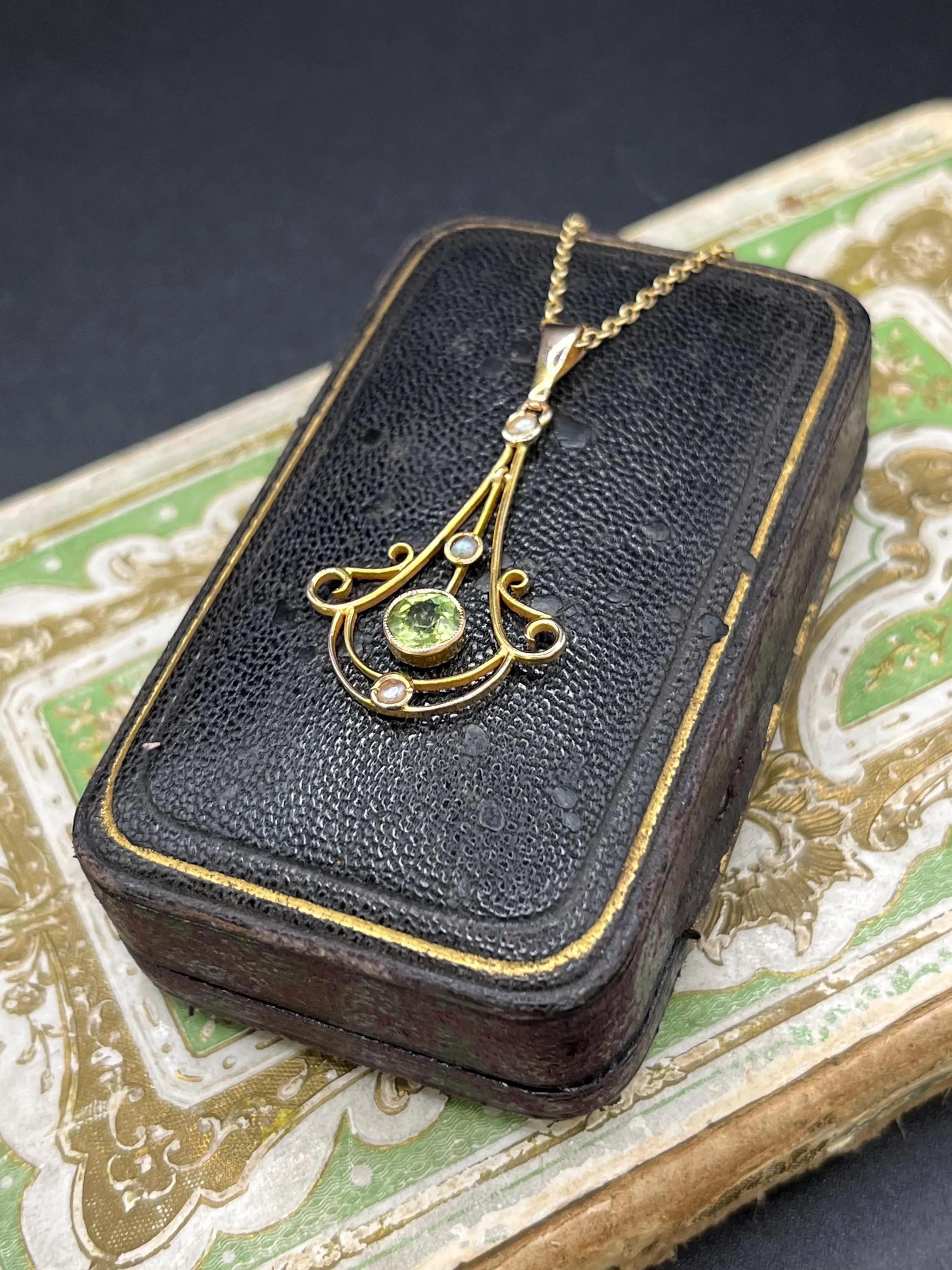 Pendentif péridot antique

Or 9ct estampillé

Circa 1910

* La chaîne est vendue séparément 

Un élégant pendentif ajouré en or jaune 9ct, finement travaillé dans le style Art nouveau avec des volutes sinueuses et des motifs feuillus. Le motif est