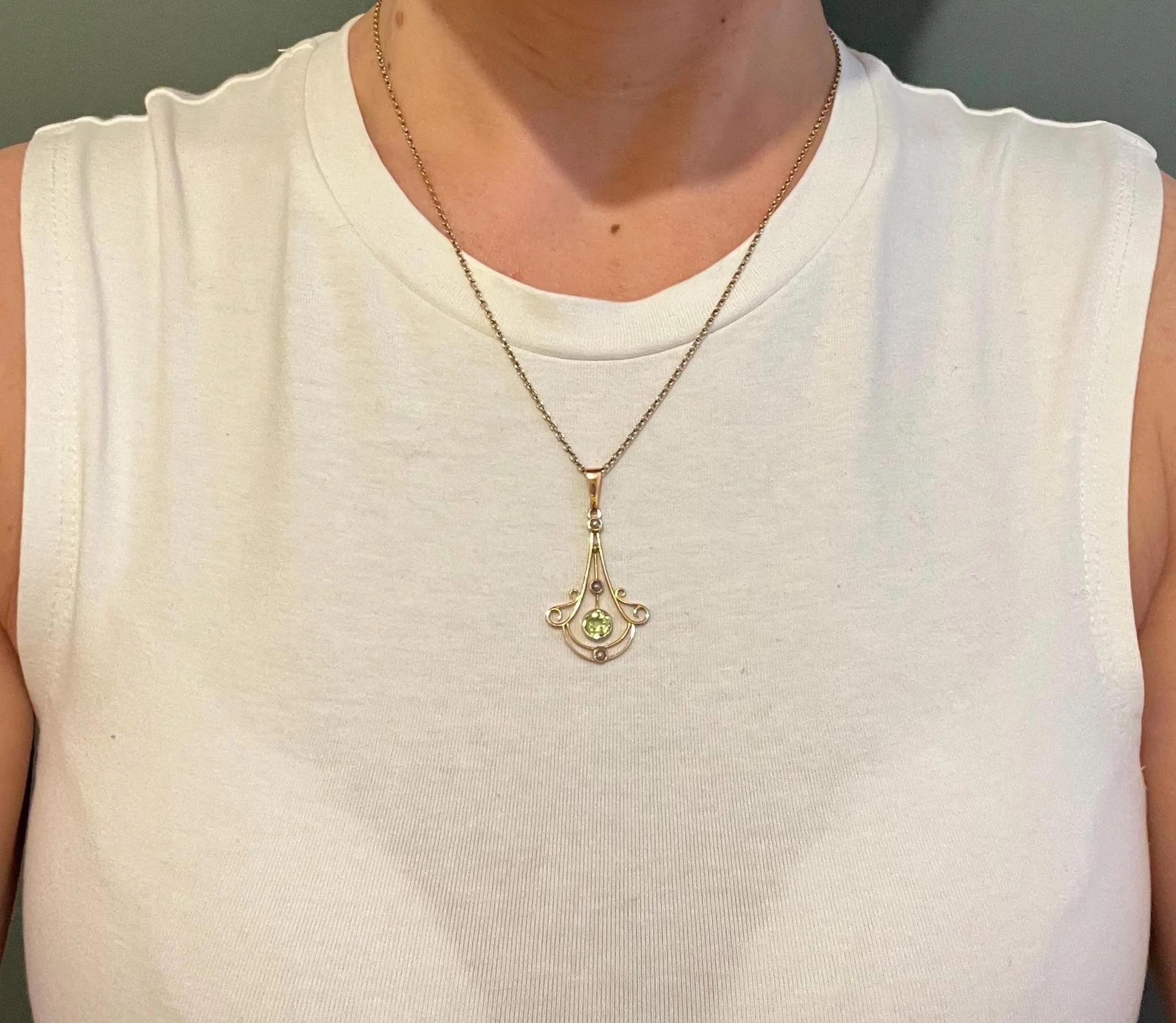Édouardien Art Nouveau or jaune 9ct estampillé,  Pendentif en péridot et perles de rocaille, Circa 1910 en vente