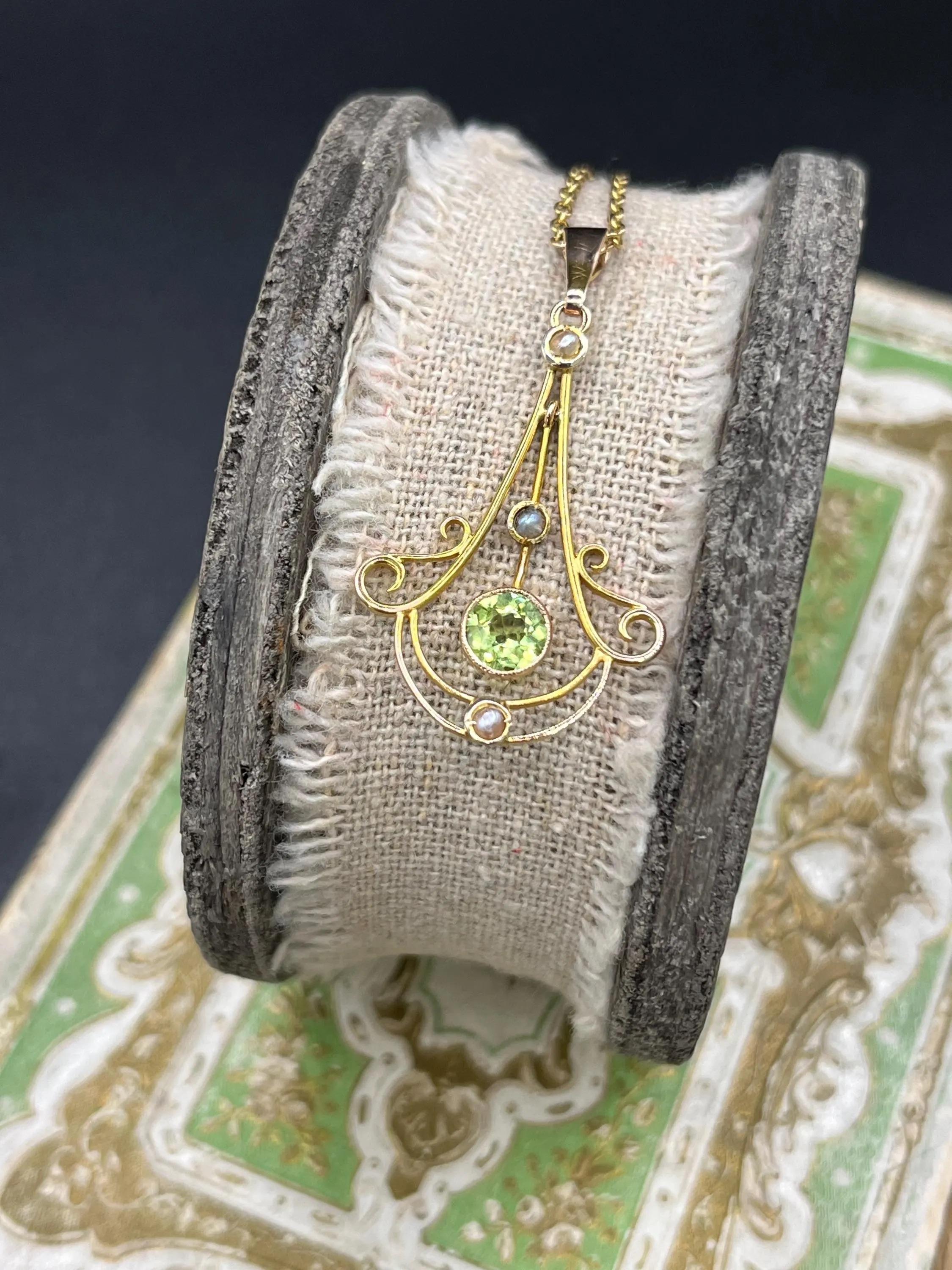 Taille ronde Art Nouveau or jaune 9ct estampillé,  Pendentif en péridot et perles de rocaille, Circa 1910 en vente