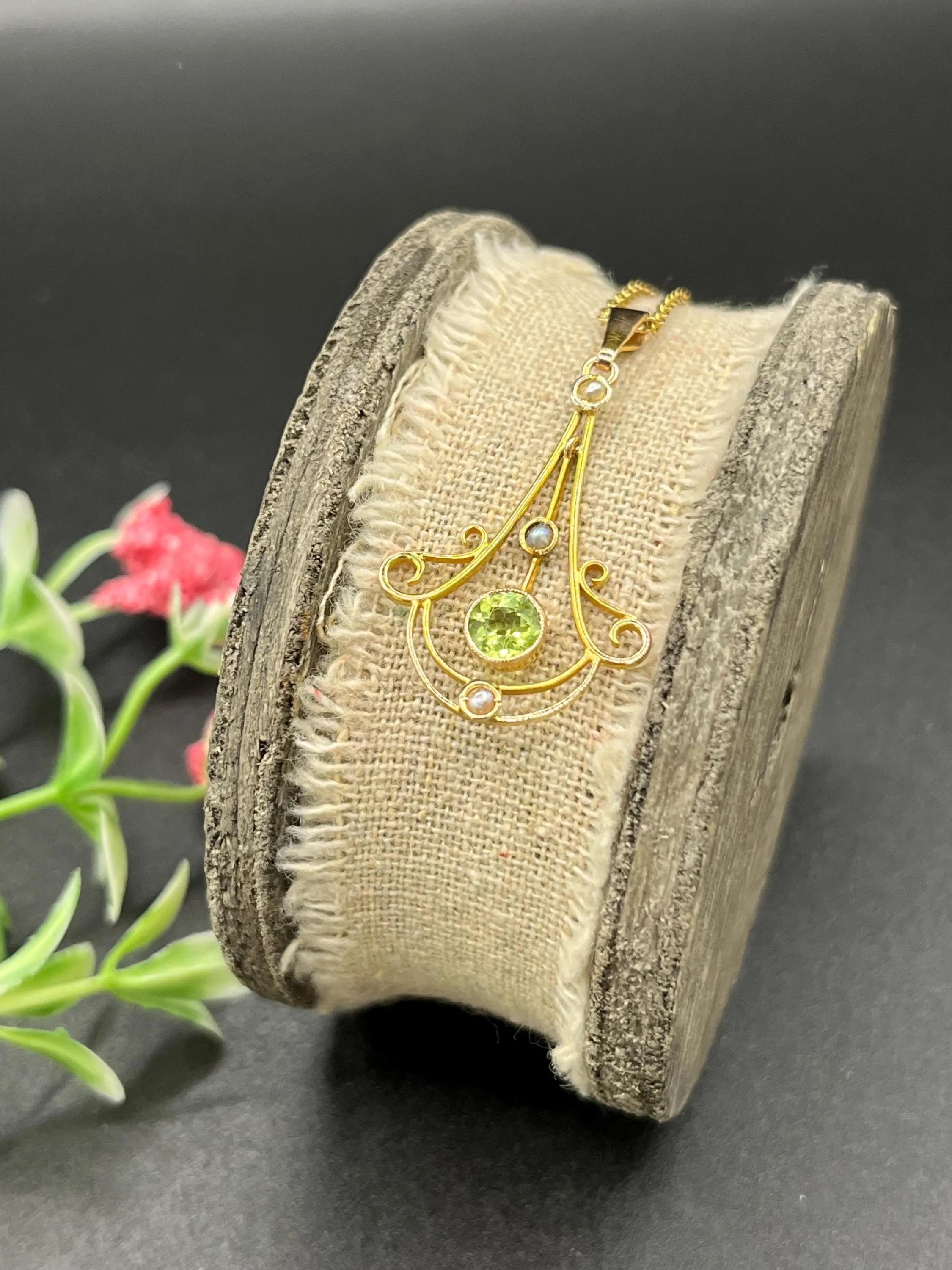 Art Nouveau or jaune 9ct estampillé,  Pendentif en péridot et perles de rocaille, Circa 1910 Bon état - En vente à Brighton, GB