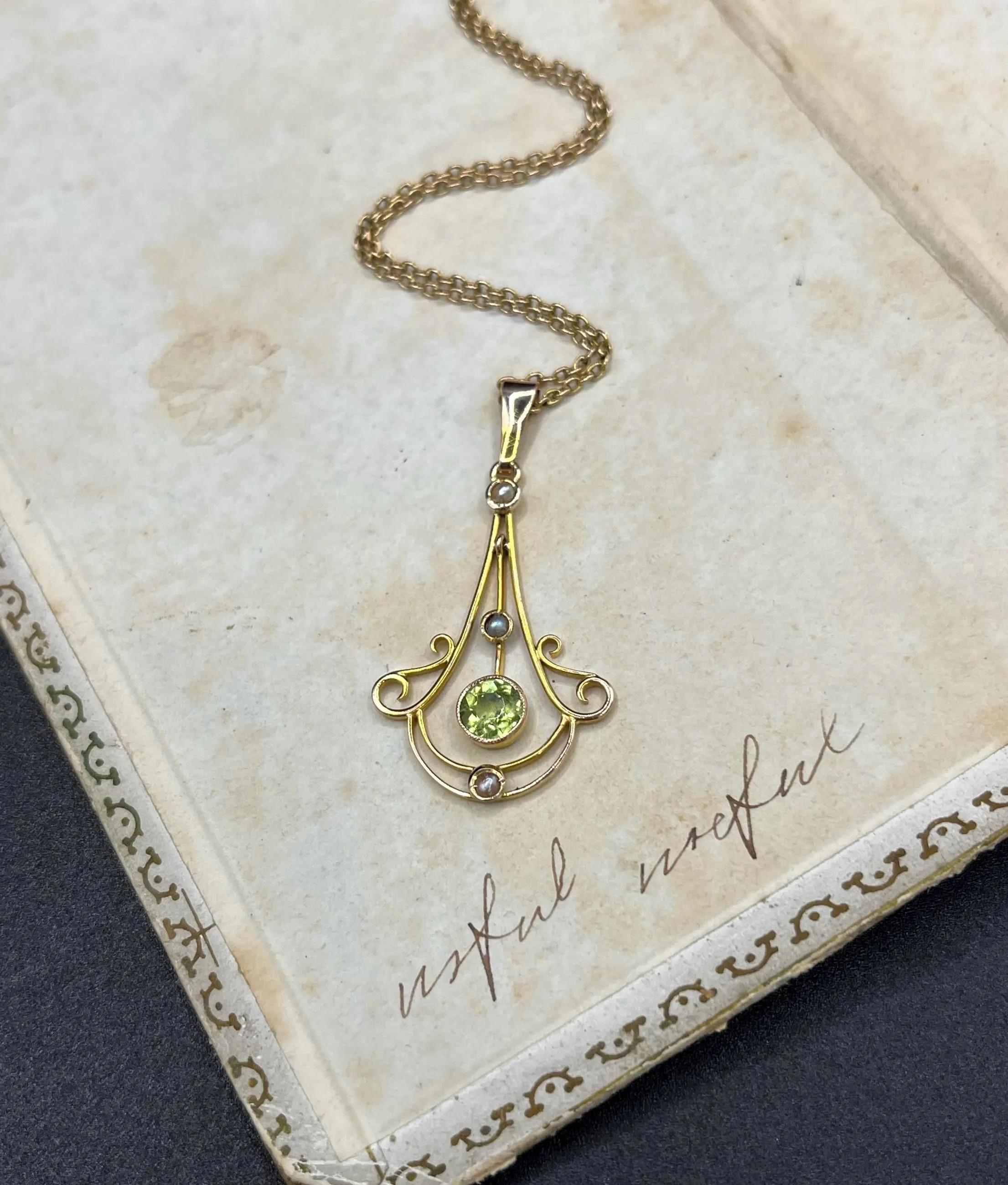 Art Nouveau or jaune 9ct estampillé,  Pendentif en péridot et perles de rocaille, Circa 1910 Unisexe en vente