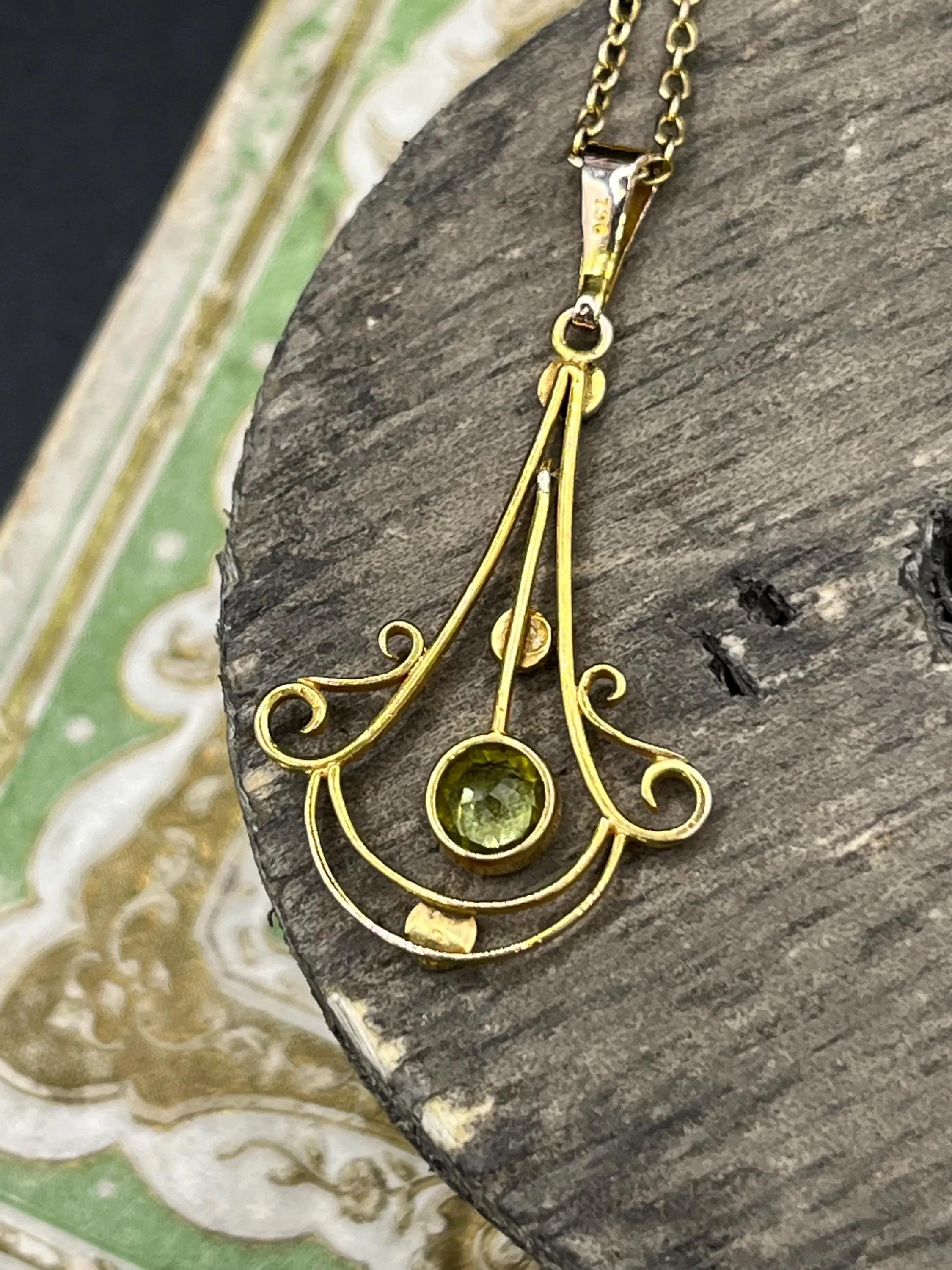 Art Nouveau or jaune 9ct estampillé,  Pendentif en péridot et perles de rocaille, Circa 1910 en vente 1