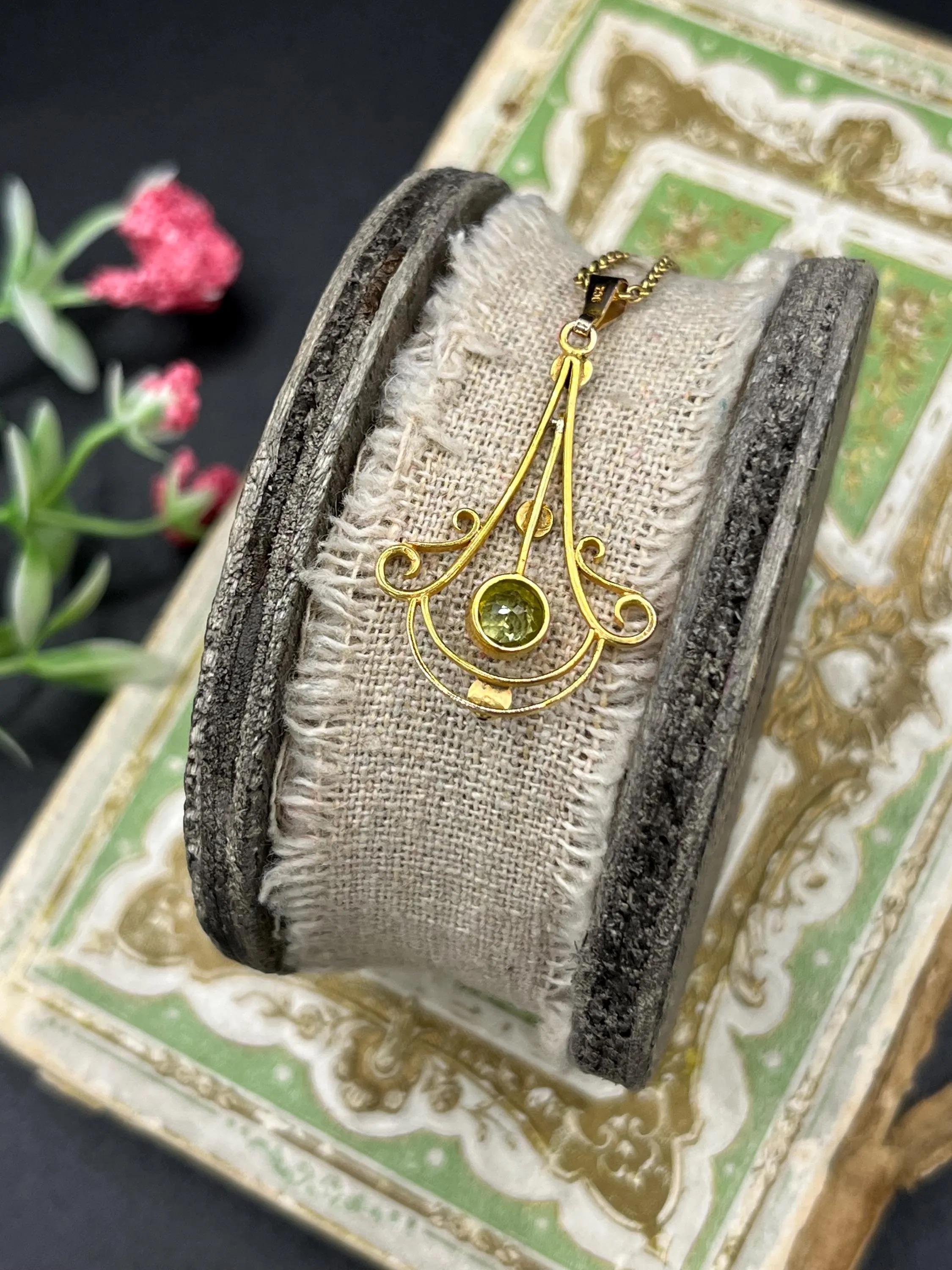 Art Nouveau or jaune 9ct estampillé,  Pendentif en péridot et perles de rocaille, Circa 1910 en vente 2