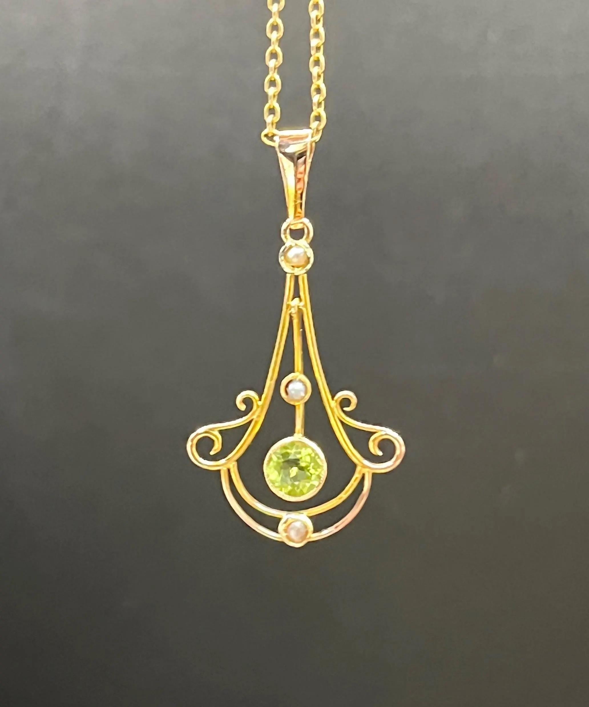 Art Nouveau or jaune 9ct estampillé,  Pendentif en péridot et perles de rocaille, Circa 1910 en vente 3