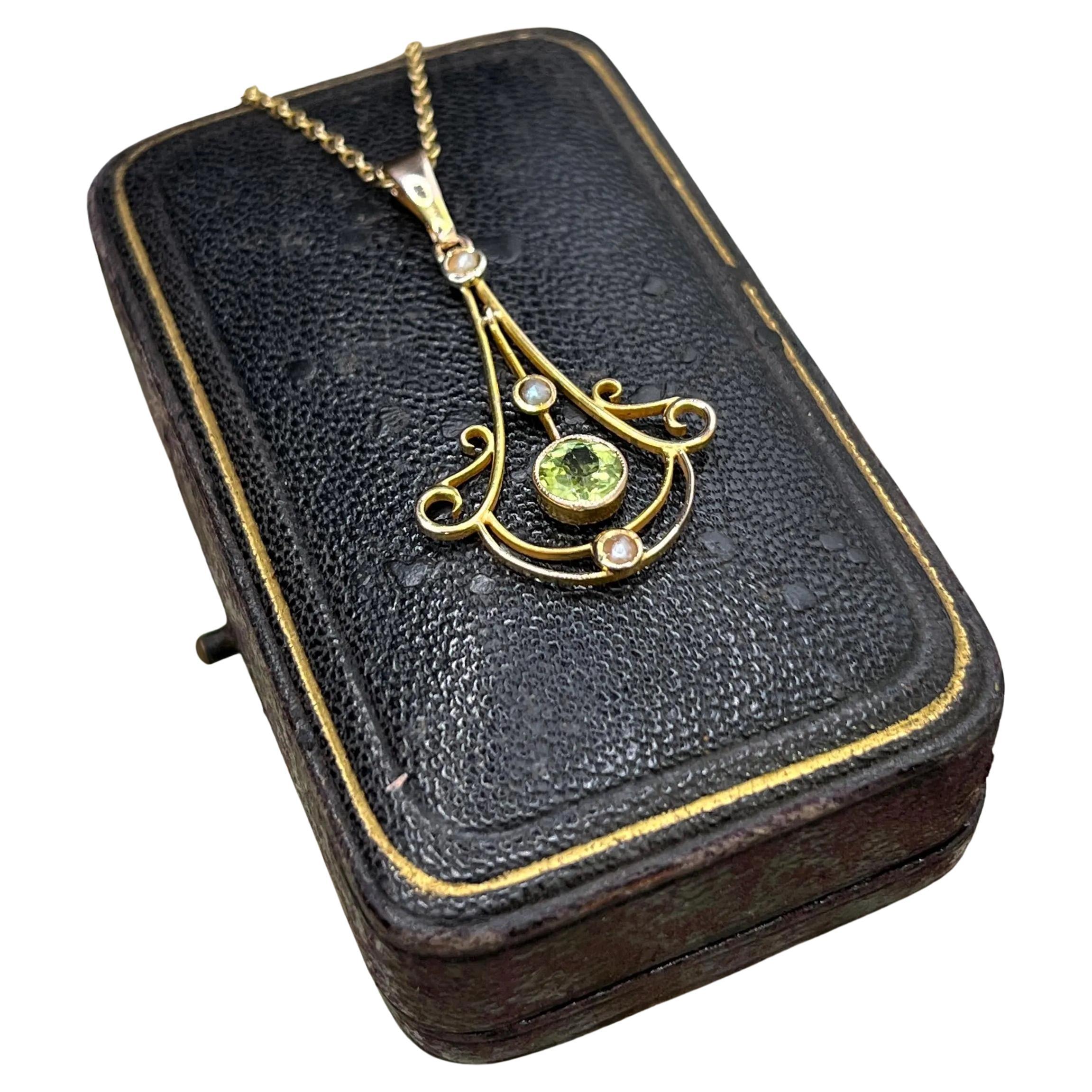 Art Nouveau or jaune 9ct estampillé,  Pendentif en péridot et perles de rocaille, Circa 1910