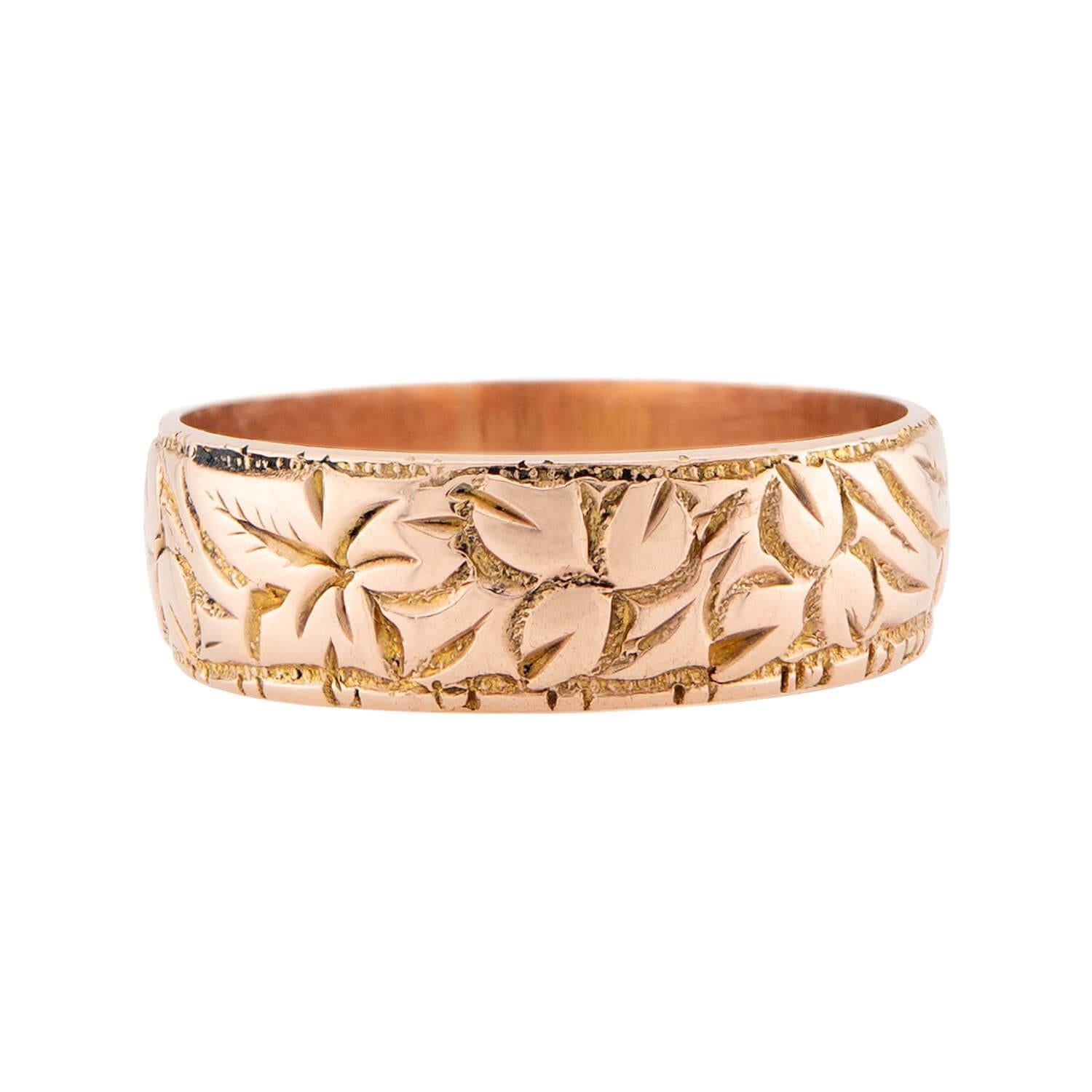 Un magnifique bracelet sculpté de l'époque Art Nouveau (ca1910s) ! Cette jolie bague est réalisée en or 9k rosé et présente des gravures de feuillage complexes. Les gravures représentent des feuilles à trois pointes, et les bords supérieur et