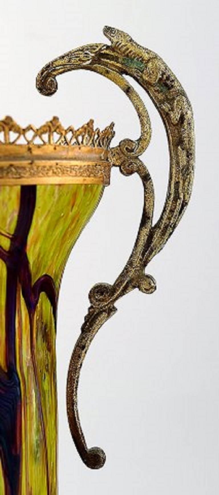 Art Nouveau ein Paar große Kunstglasvasen:: Bronzebeschläge:: um 1900 (Frühes 20. Jahrhundert) im Angebot