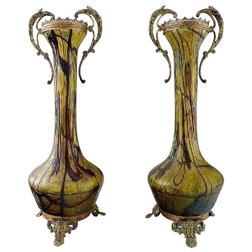 Art Nouveau ein Paar große Kunstglasvasen:: Bronzebeschläge:: um 1900 im Angebot