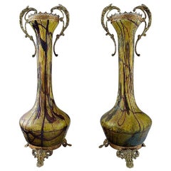 Art Nouveau ein Paar große Kunstglasvasen:: Bronzebeschläge:: um 1900