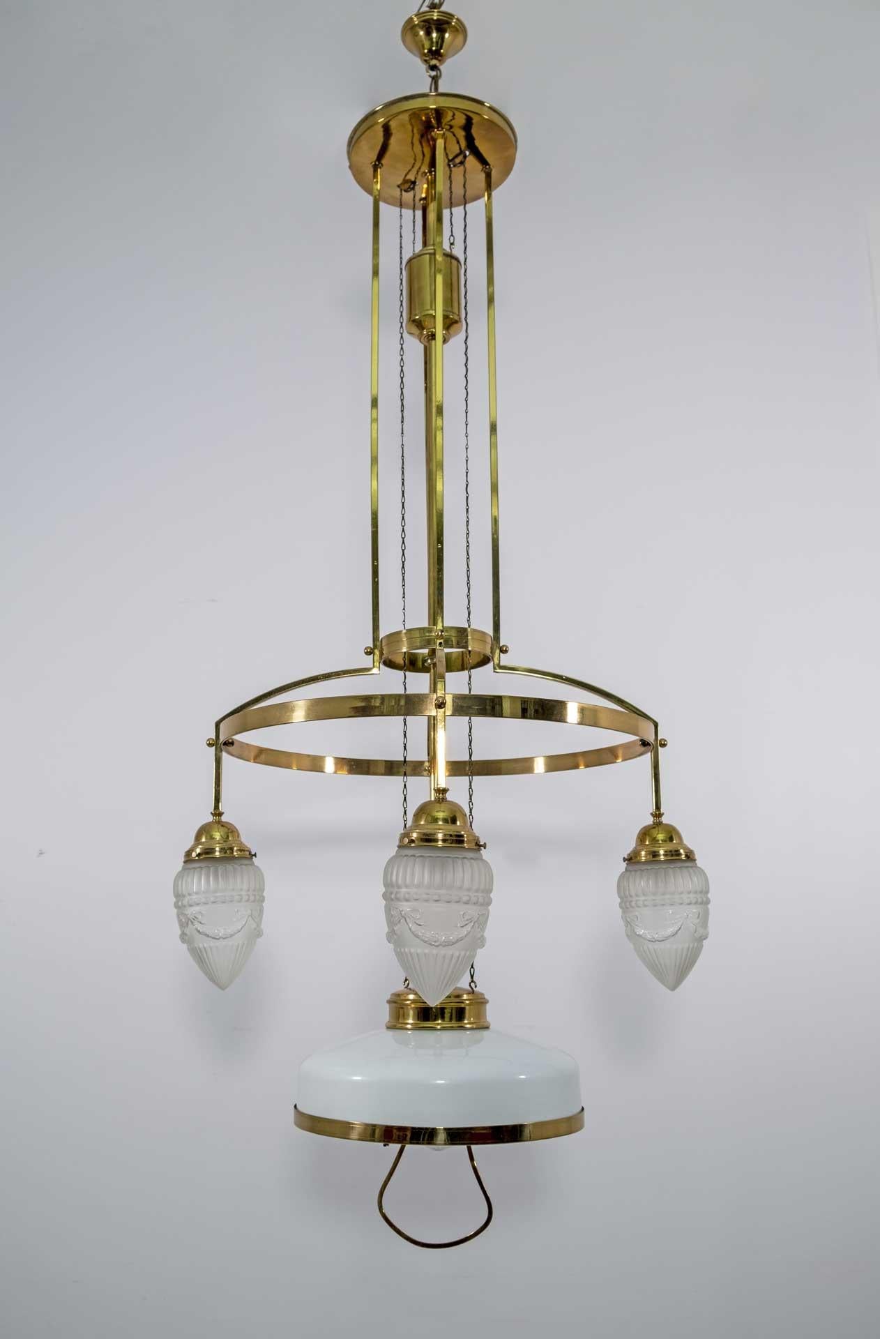 Lustre Jugendstil réglable à 5 lampes avec verre opalin viennois d'origine, vers 1920
Hauteur normale 135cm extensible jusqu'à 175cm.