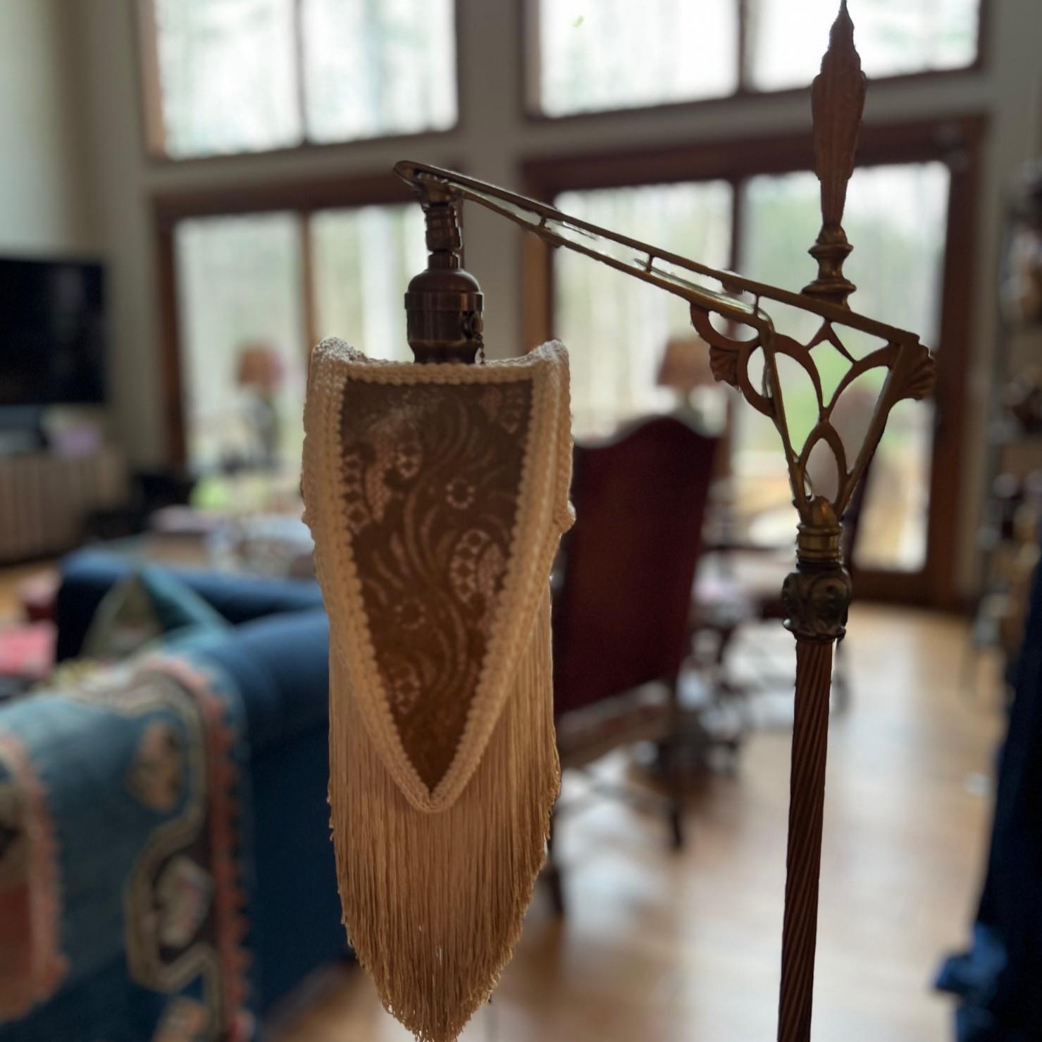 Lampada da terra regolabile in stile Art Nouveau con paralume a frange ombré e tirante con nappe in vendita 3