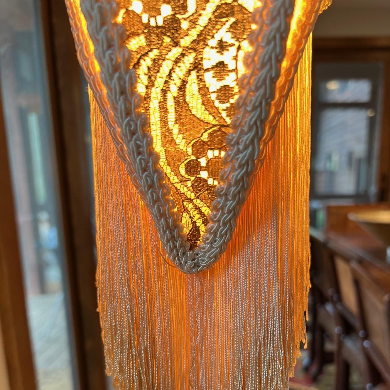Lampada da terra regolabile in stile Art Nouveau con paralume a frange ombré e tirante con nappe in vendita 5