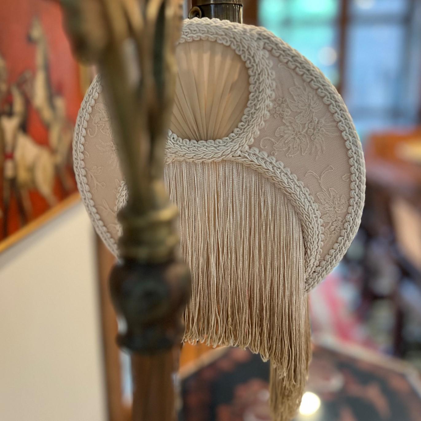 Lampada da terra regolabile in stile Art Nouveau con paralume a frange ombré e tirante con nappe in vendita 6