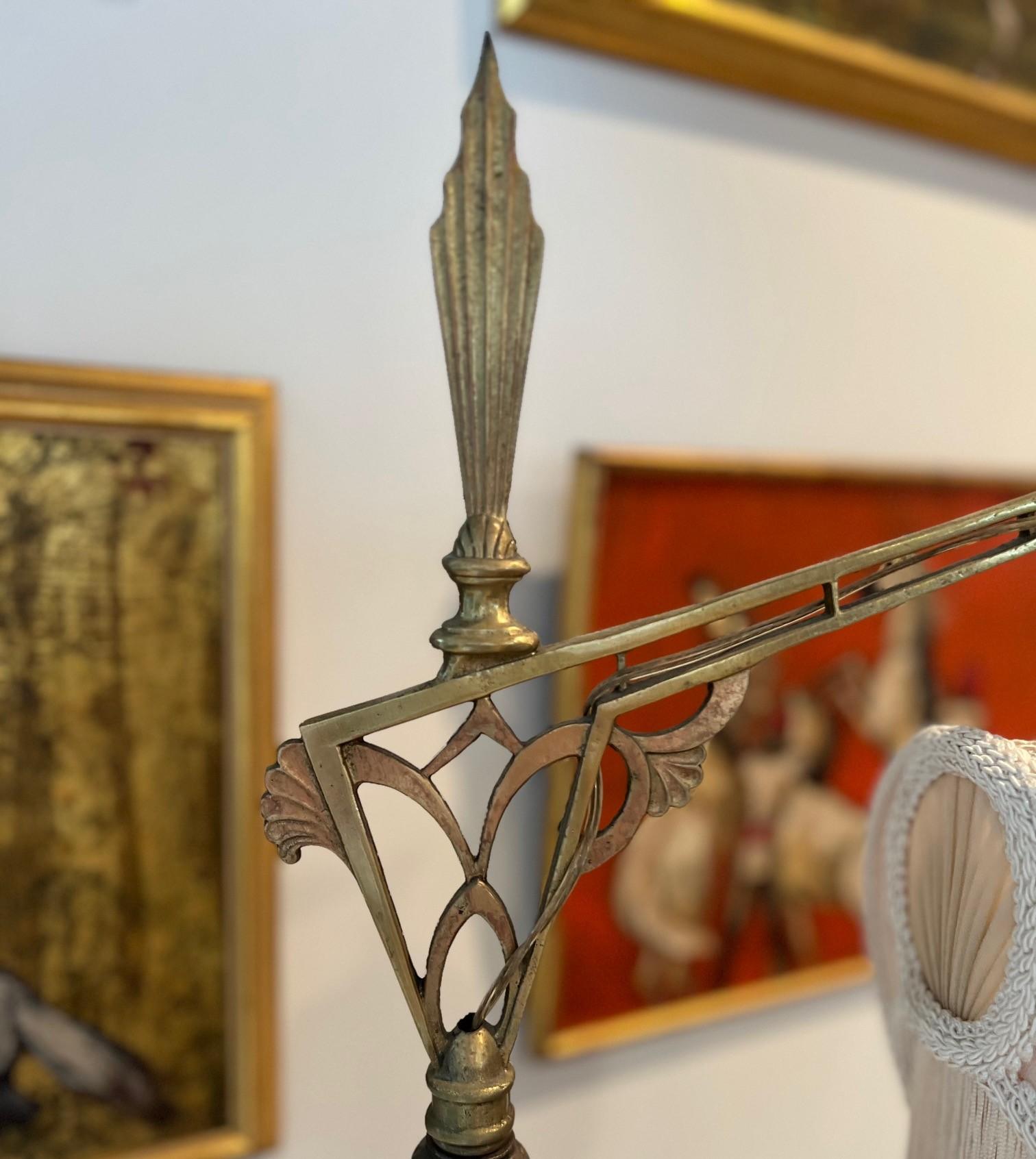 Lampada da terra regolabile in stile Art Nouveau con paralume a frange ombré e tirante con nappe in vendita 7