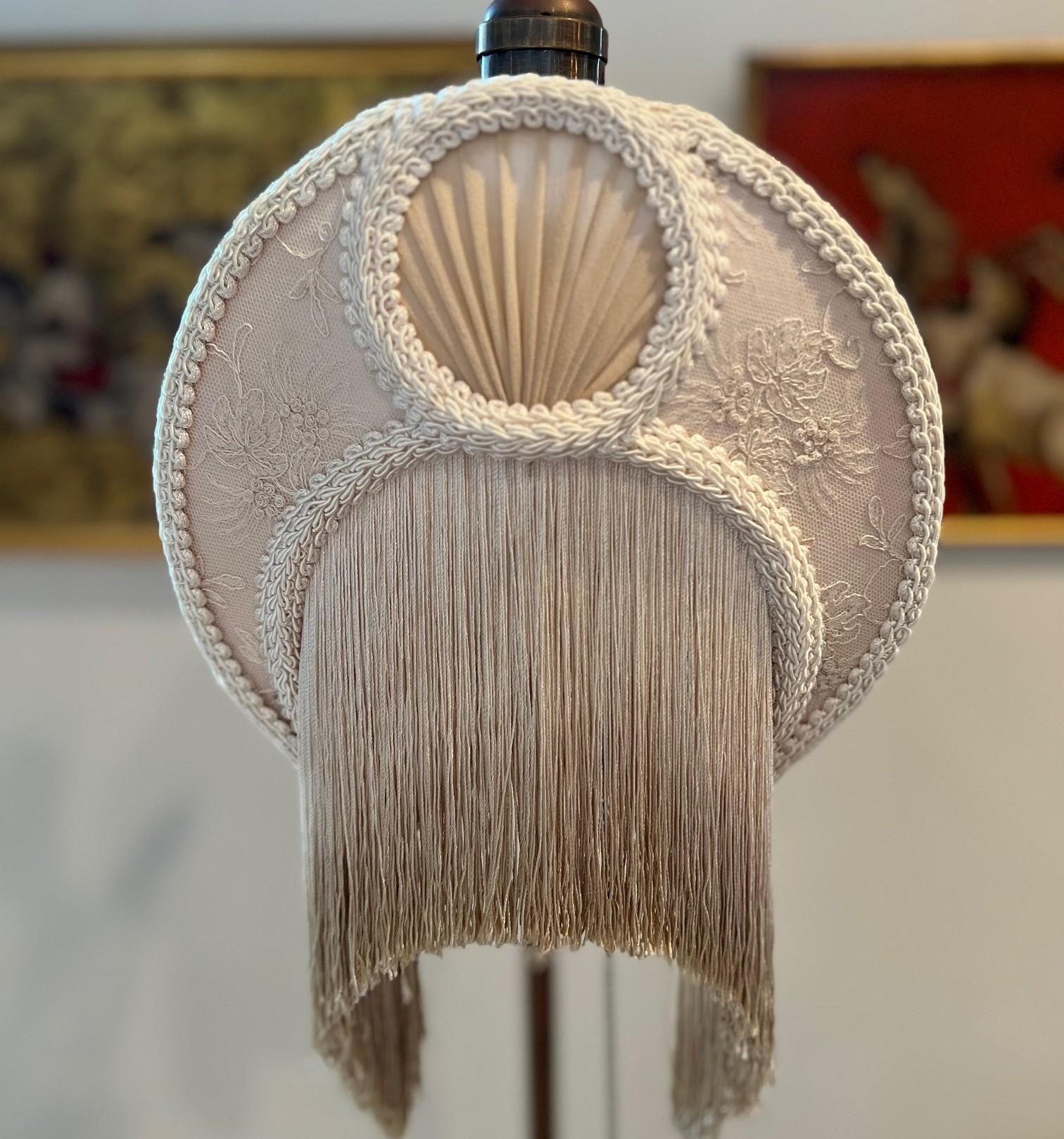 Fatto a mano Lampada da terra regolabile in stile Art Nouveau con paralume a frange ombré e tirante con nappe in vendita