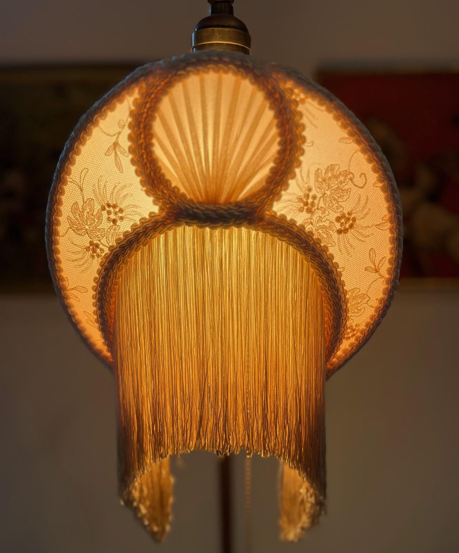 Lampada da terra regolabile in stile Art Nouveau con paralume a frange ombré e tirante con nappe In condizioni buone in vendita a Morristown, NJ