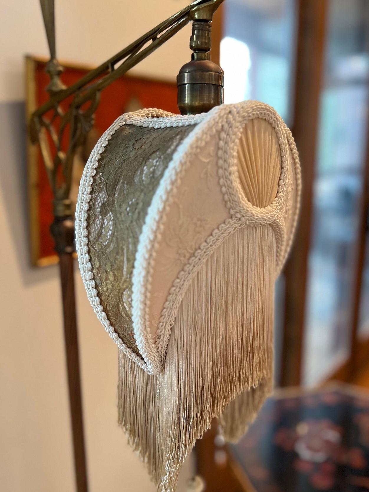 XIX secolo Lampada da terra regolabile in stile Art Nouveau con paralume a frange ombré e tirante con nappe in vendita