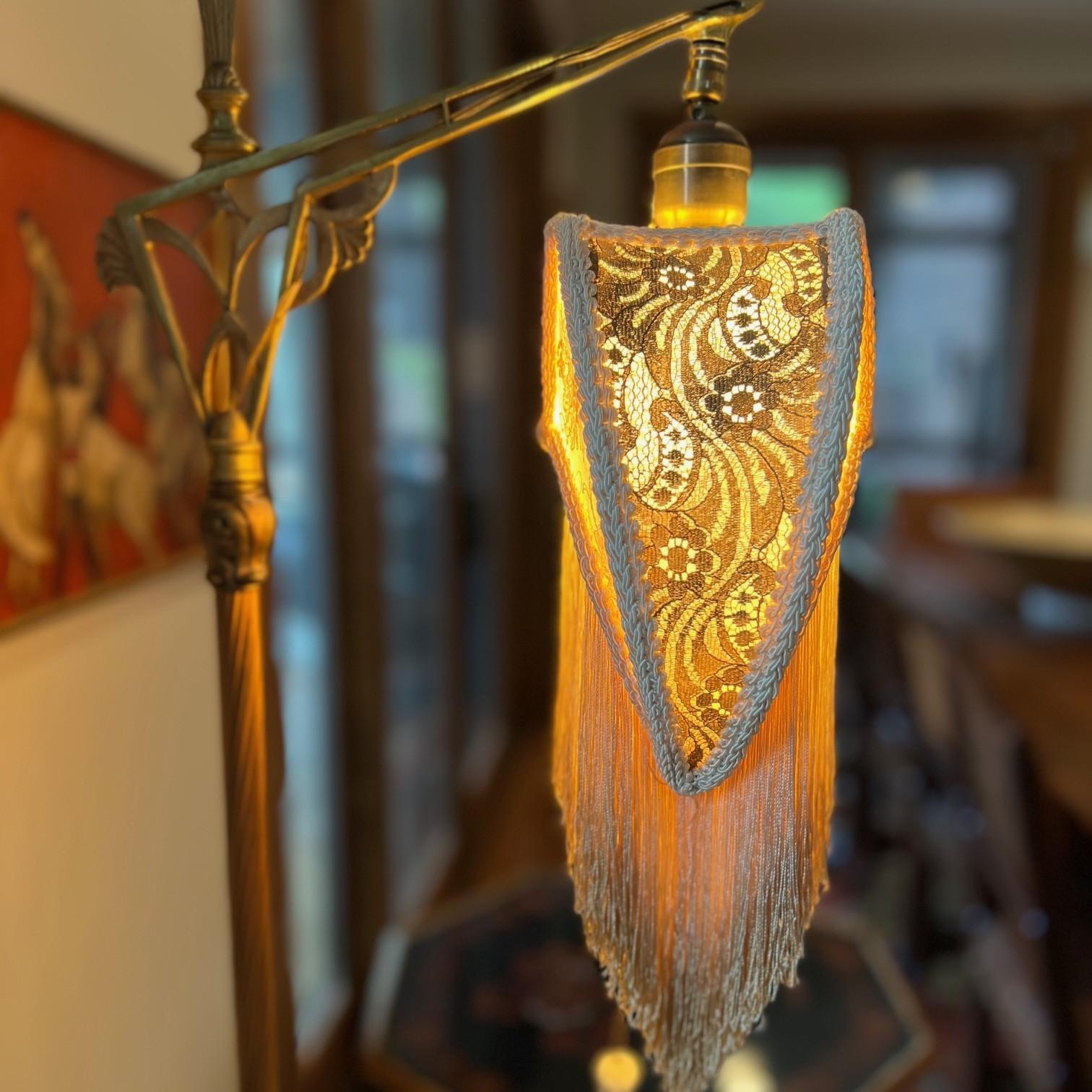 Metallo Lampada da terra regolabile in stile Art Nouveau con paralume a frange ombré e tirante con nappe in vendita