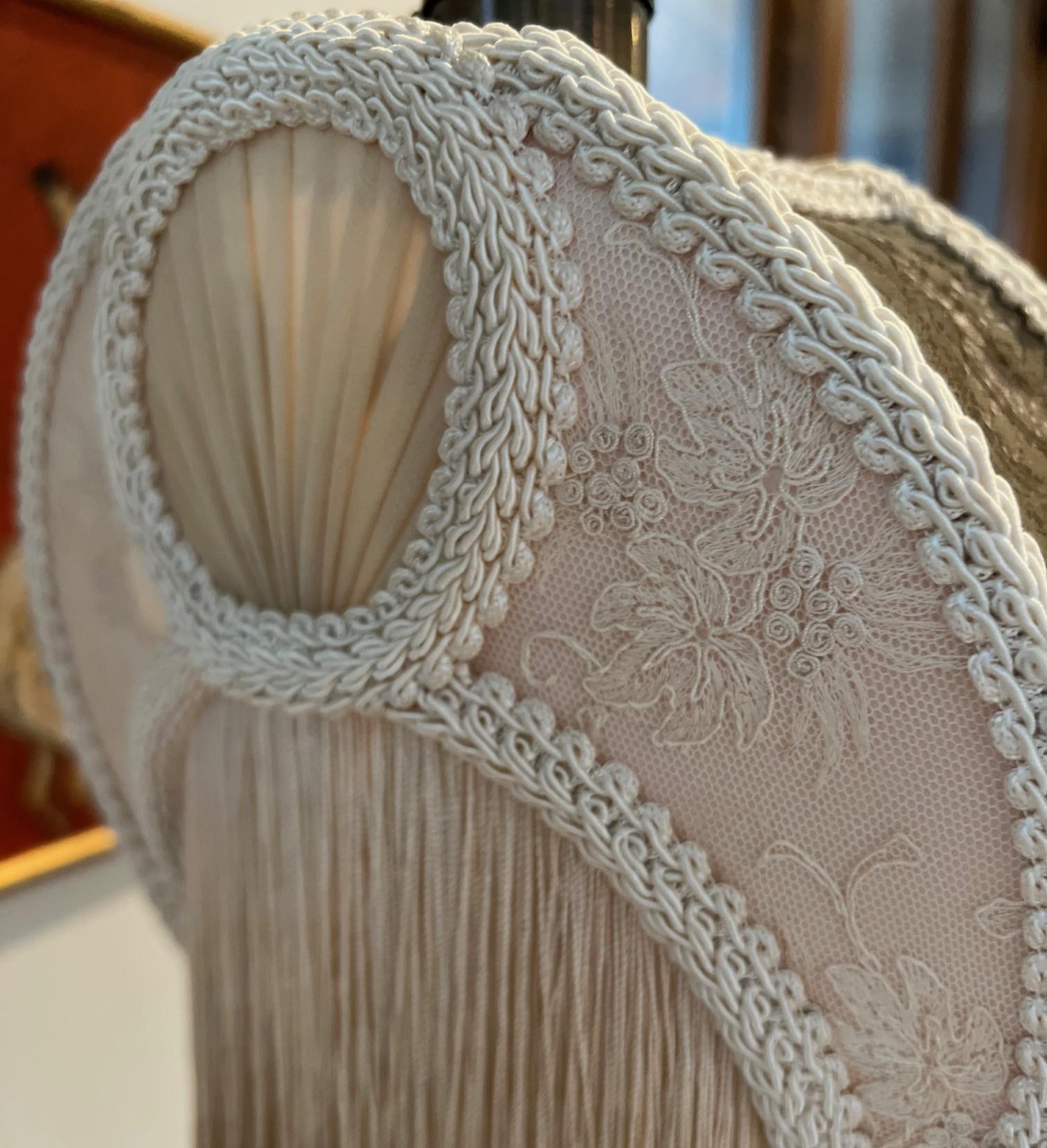 Lampada da terra regolabile in stile Art Nouveau con paralume a frange ombré e tirante con nappe in vendita 1