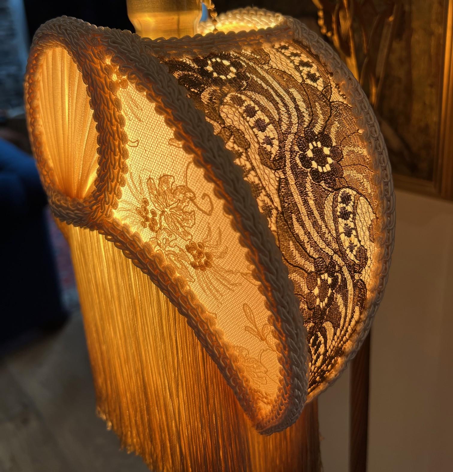 Lampada da terra regolabile in stile Art Nouveau con paralume a frange ombré e tirante con nappe in vendita 2