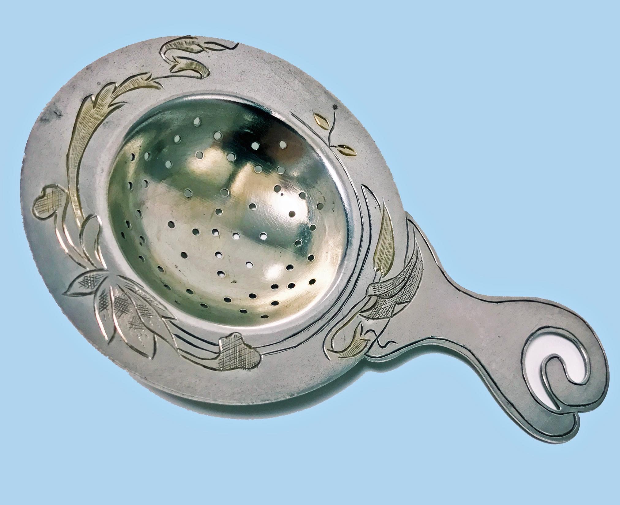 Art Nouveau Aesthetic Sterling Tea Strainer, C.1890 In Good Condition For Sale In Toronto, Ontario