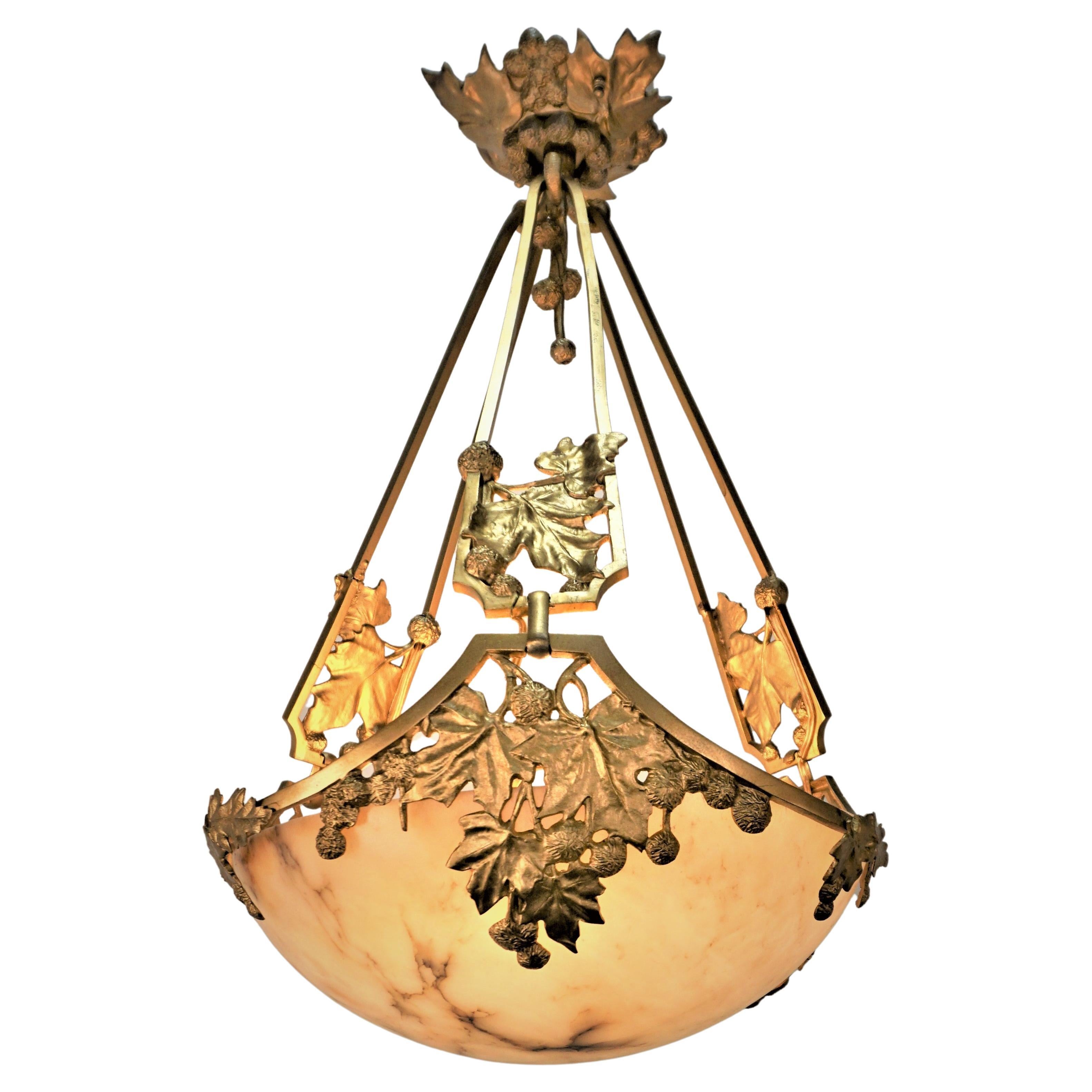 Jugendstil-Kronleuchter aus Alabaster und vergoldeter Bronze.
