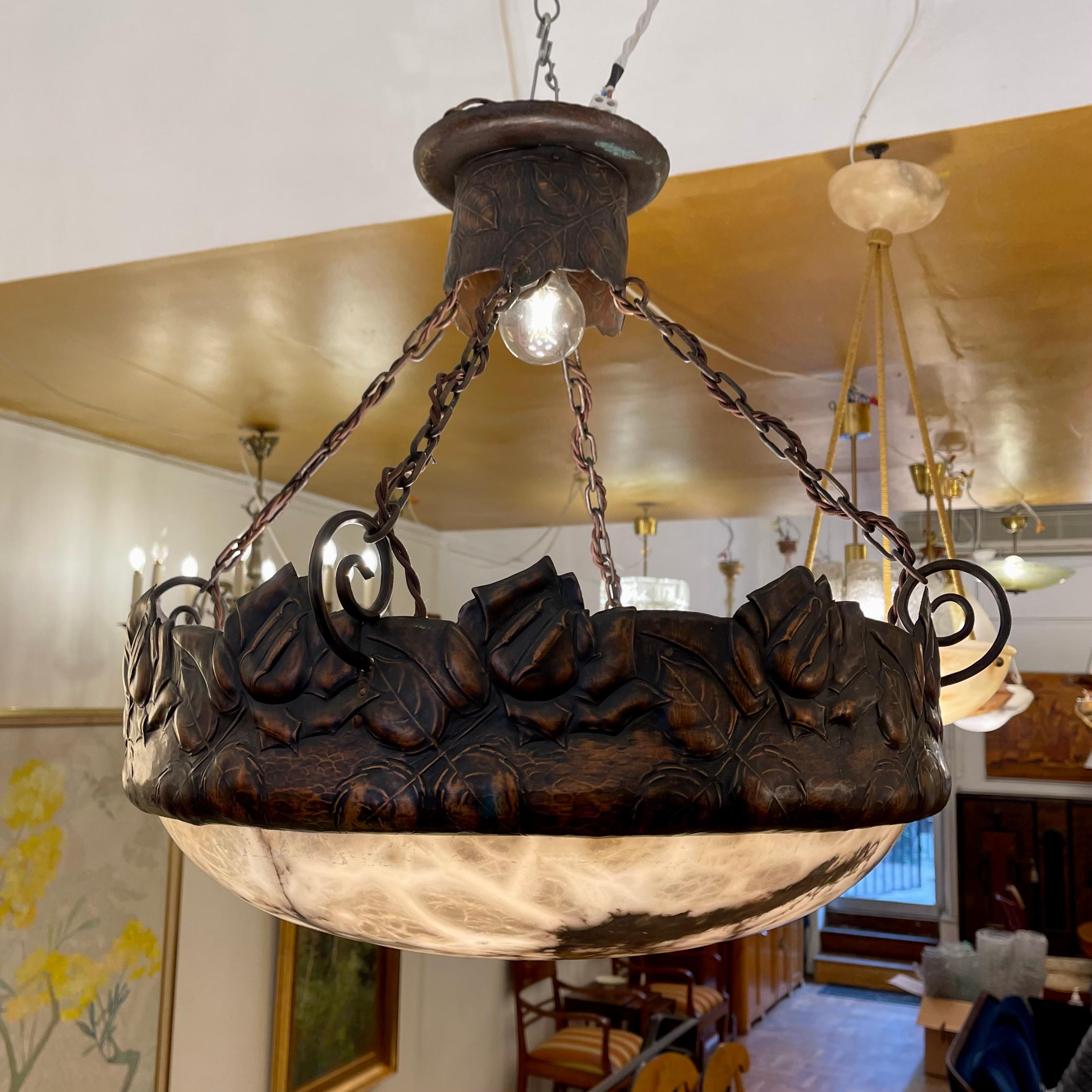 Repoussé Lampe à suspension Art Nouveau en albâtre, Suède, 1910 en vente