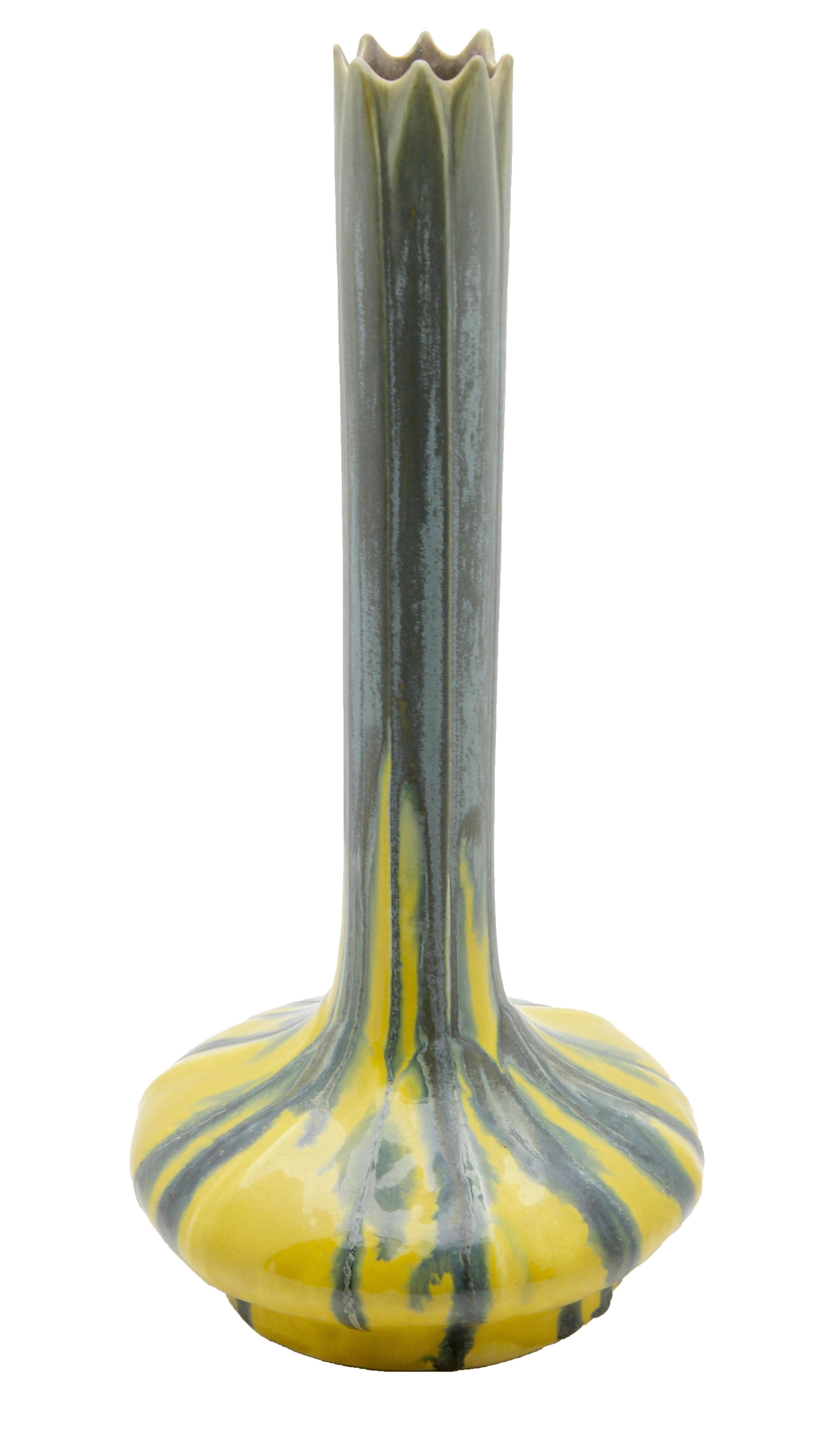 Vase en faïence Art Nouveau, AMC fabriqué en Belgique.
AMC signifie Faiencerie de Wasmuel, A. Mouzin & Cie, à Wasmuel en Belgique, créée en 1878. 

 Vase en céramique Art Nouveau en excellent état (pas de fissure, pas de réparation de la
