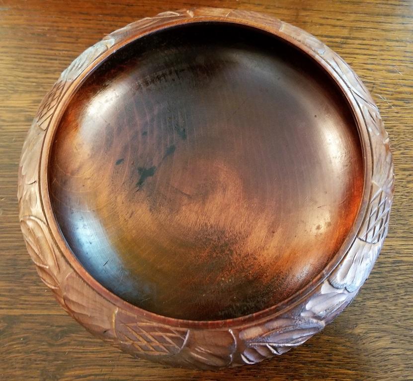 Presenting a beautiful Art Nouveau Era, American carved walnut bowl from circa 1910.

Beautiful Art Nouveau design with floral motifs, a stunning piece of American folk art 'TREEN' !

Not marked.

In near mint original