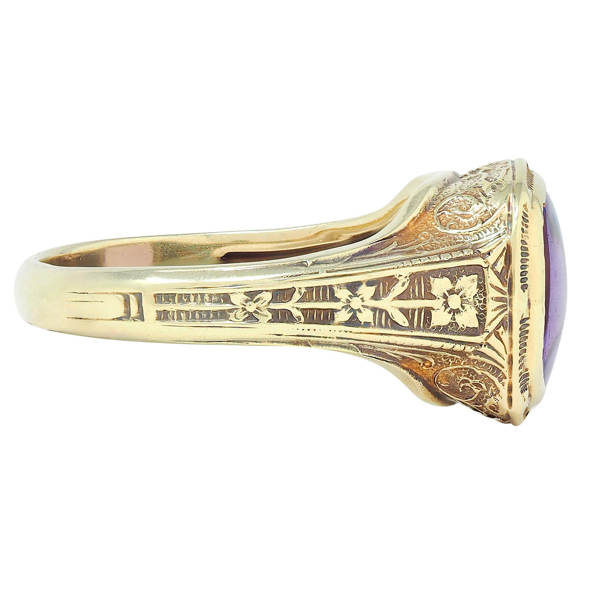 Taglio cuscino Anello con ametista Art Nouveau in oro giallo 14 carati, anello con vite floreale a scorrimento antico in vendita