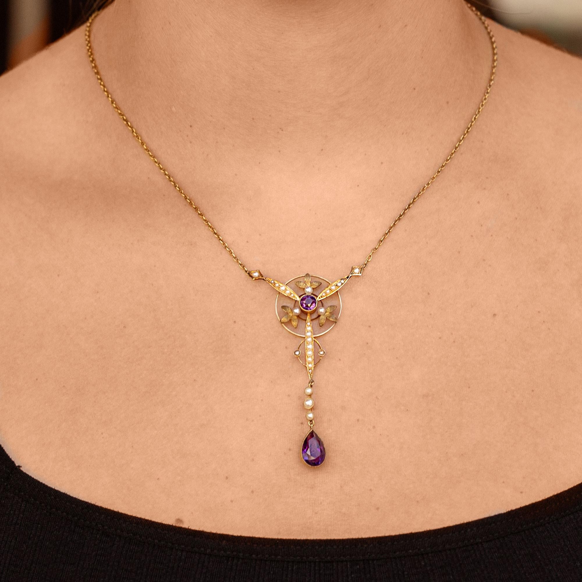 Con le sue morbide volute e le linee che si intersecano, questa autentica e antica collana di ametista Art Nouveau è un accessorio naturalistico. Un capolavoro del 1910 circa, fabbricato a mano in oro giallo 18 carati con foglie a traforo in rilievo