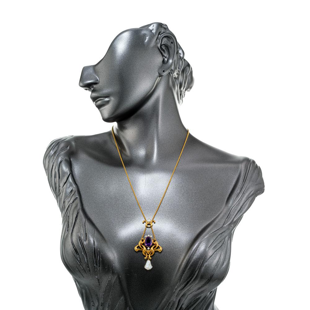 Art Nouveau Amethyst Baroque Pearl Yellow Gold Pendant Necklace  For Sale 1