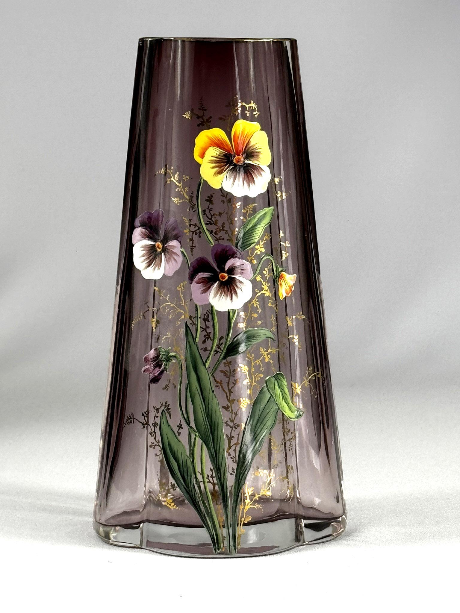 Bellissimo vaso di ametista in vetro sovrapposto. Il vaso è soffiato e tagliato a mano, dipinto a mano e risale alla prima metà del XX secolo. Si tratta probabilmente di un vaso prodotto da Legras (Francia)? Si tratta di una bellissima opera d'arte