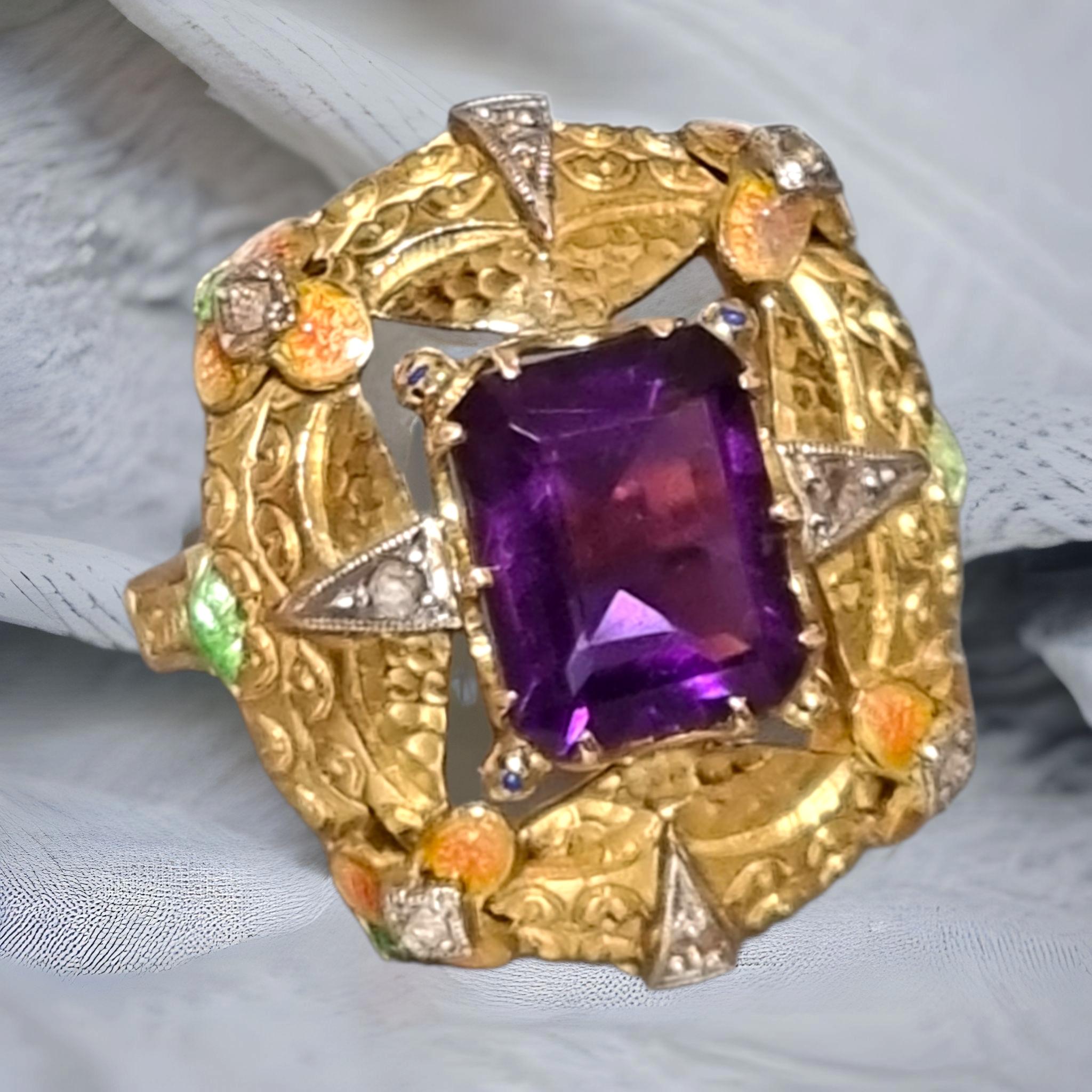 Jugendstil Amethyst Ring mit Emaille & Diamanten
Jugendstil-Schmuckstücke erkennt man sofort an der Einbeziehung natürlicher Formen und der Konzentration auf fachkundige Techniken, insbesondere auf exquisite Emaillearbeiten. Der Jugendstil und die