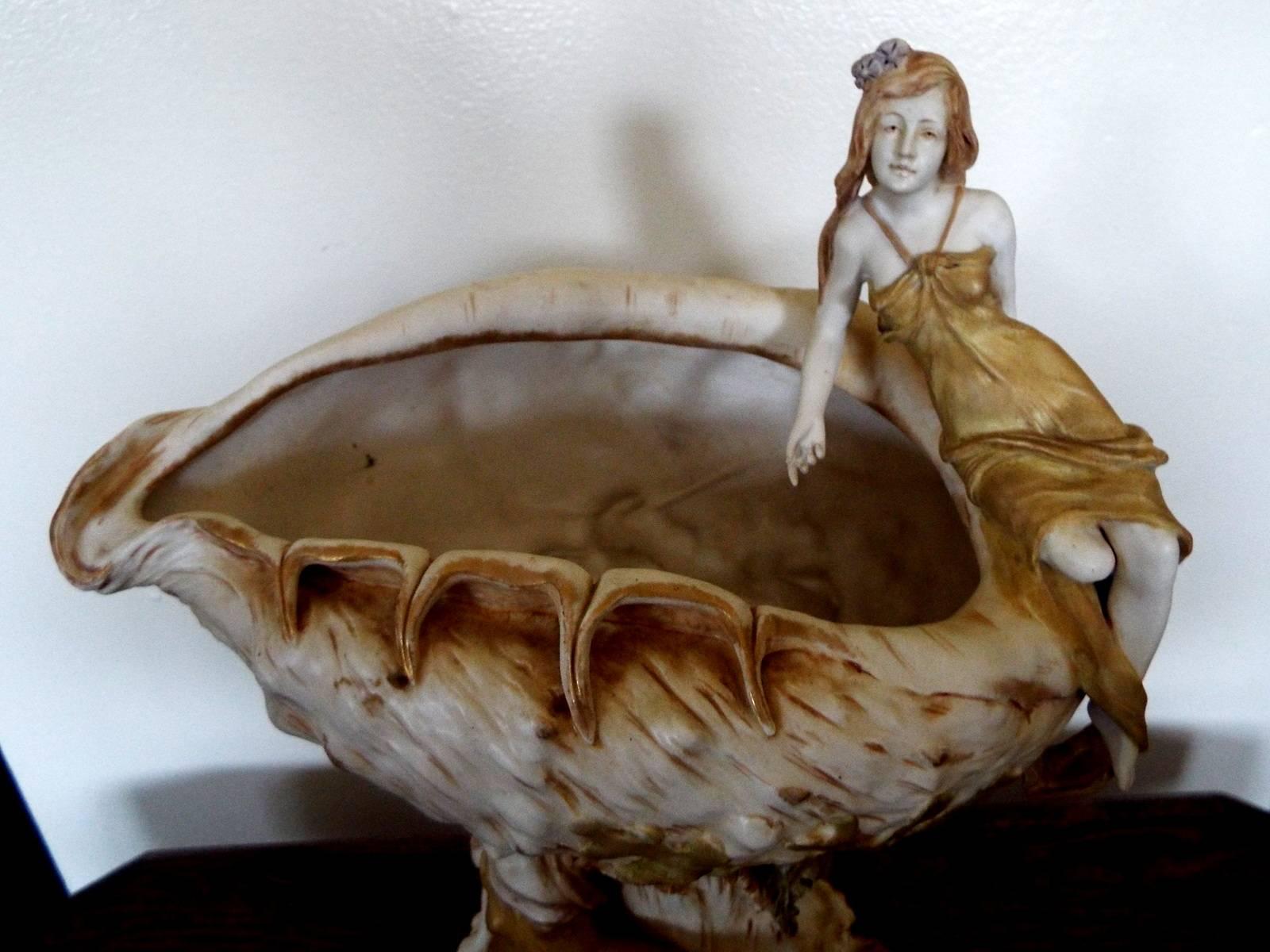 Porcelaine Bol centre de table figuratif Amphora Art Nouveau en vente