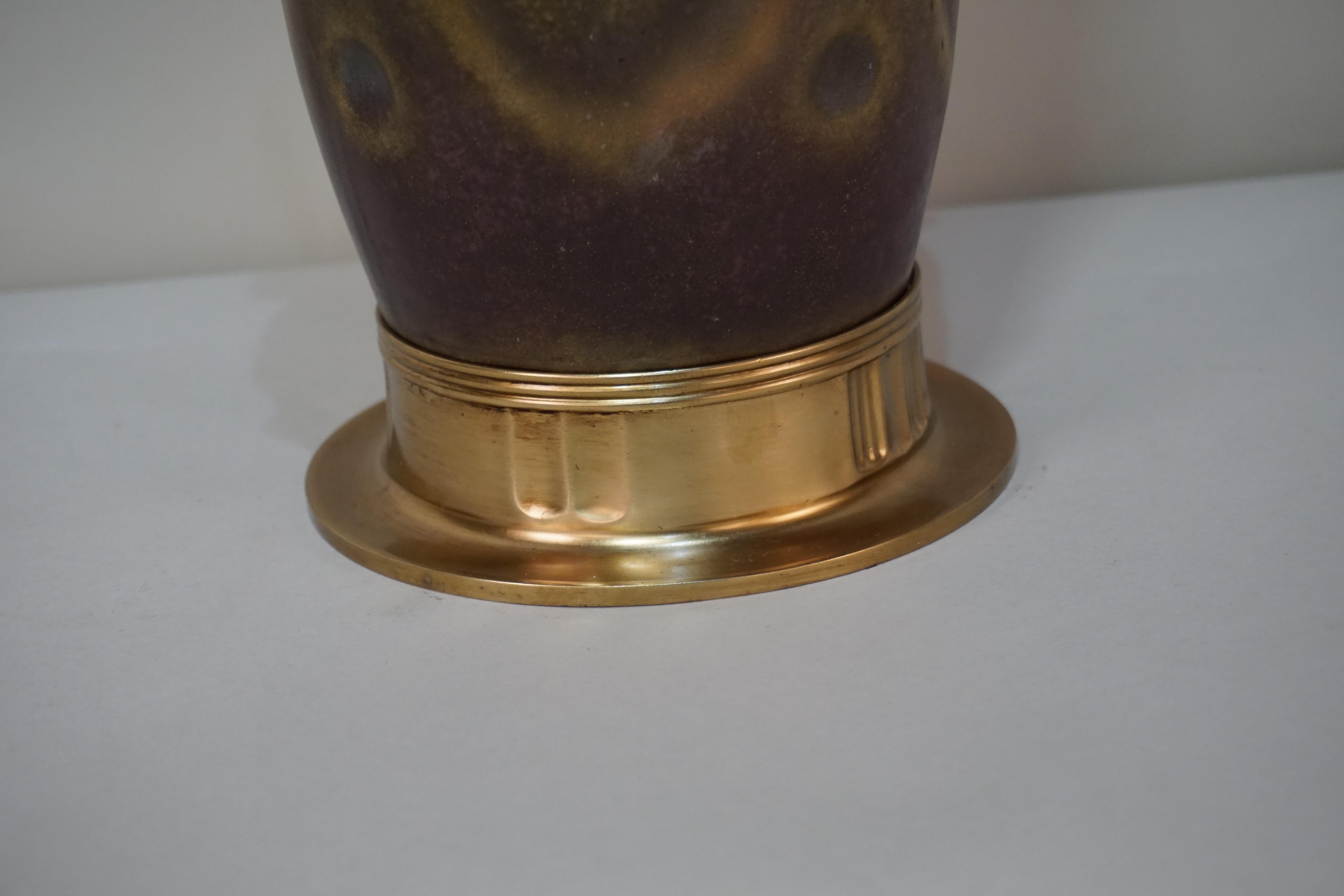 Vase en poterie fini en couleur vert/brun avec une touche d'or et équipé d'un sommet et d'une base en bronze 
  
