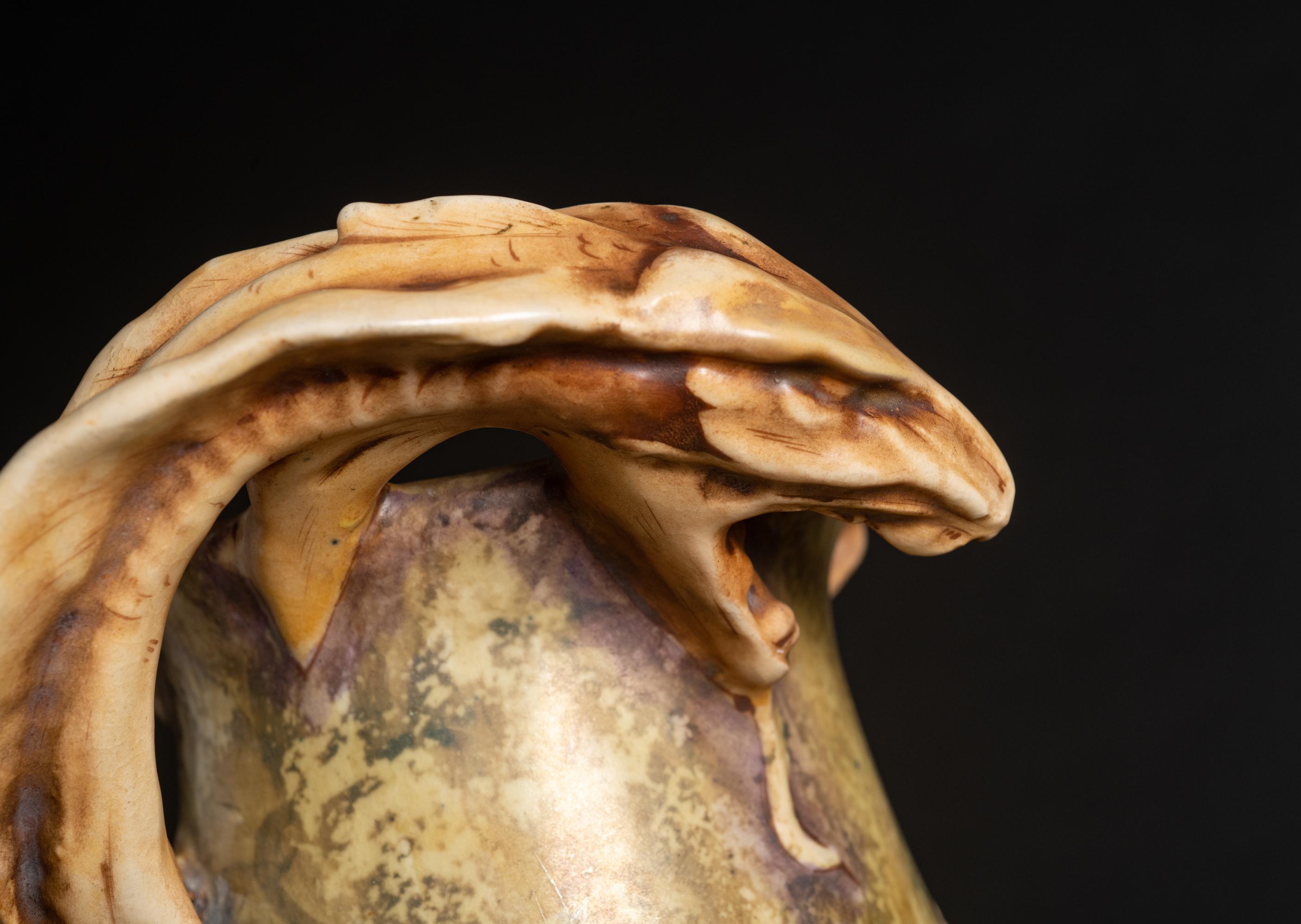 Angry, Webgefasste Jugendstil-Vase mit Meeresmonstermotiven aus dem Jugendstil von Eduard Stellmacher für Amphora im Angebot 3