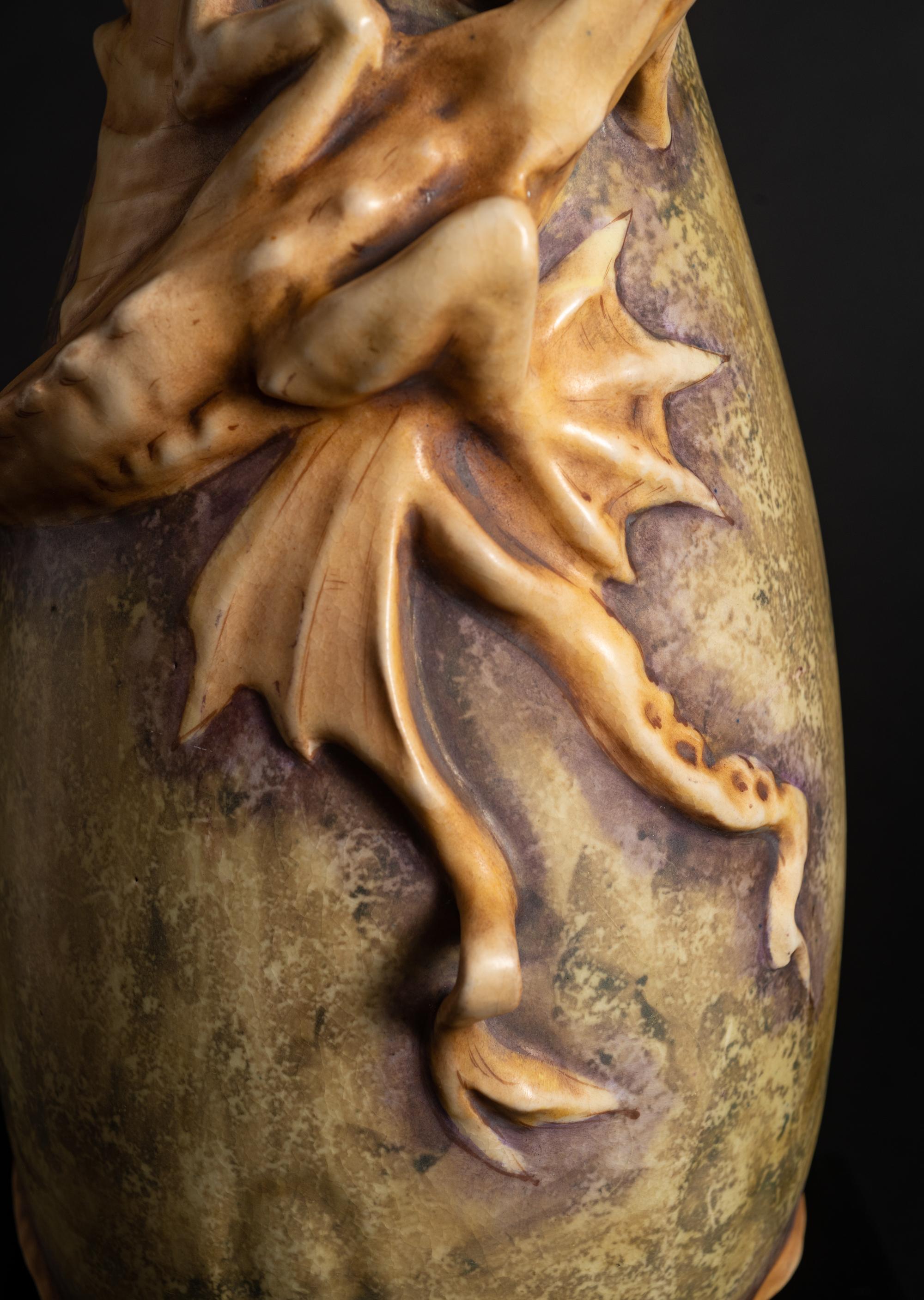 Angry, Webgefasste Jugendstil-Vase mit Meeresmonstermotiven aus dem Jugendstil von Eduard Stellmacher für Amphora im Angebot 8