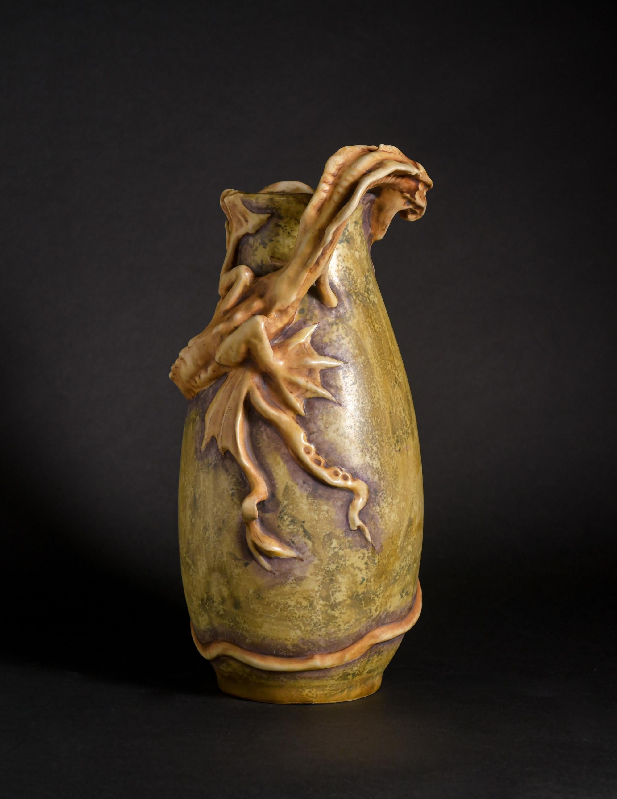 Angry, Webgefasste Jugendstil-Vase mit Meeresmonstermotiven aus dem Jugendstil von Eduard Stellmacher für Amphora (Art nouveau) im Angebot