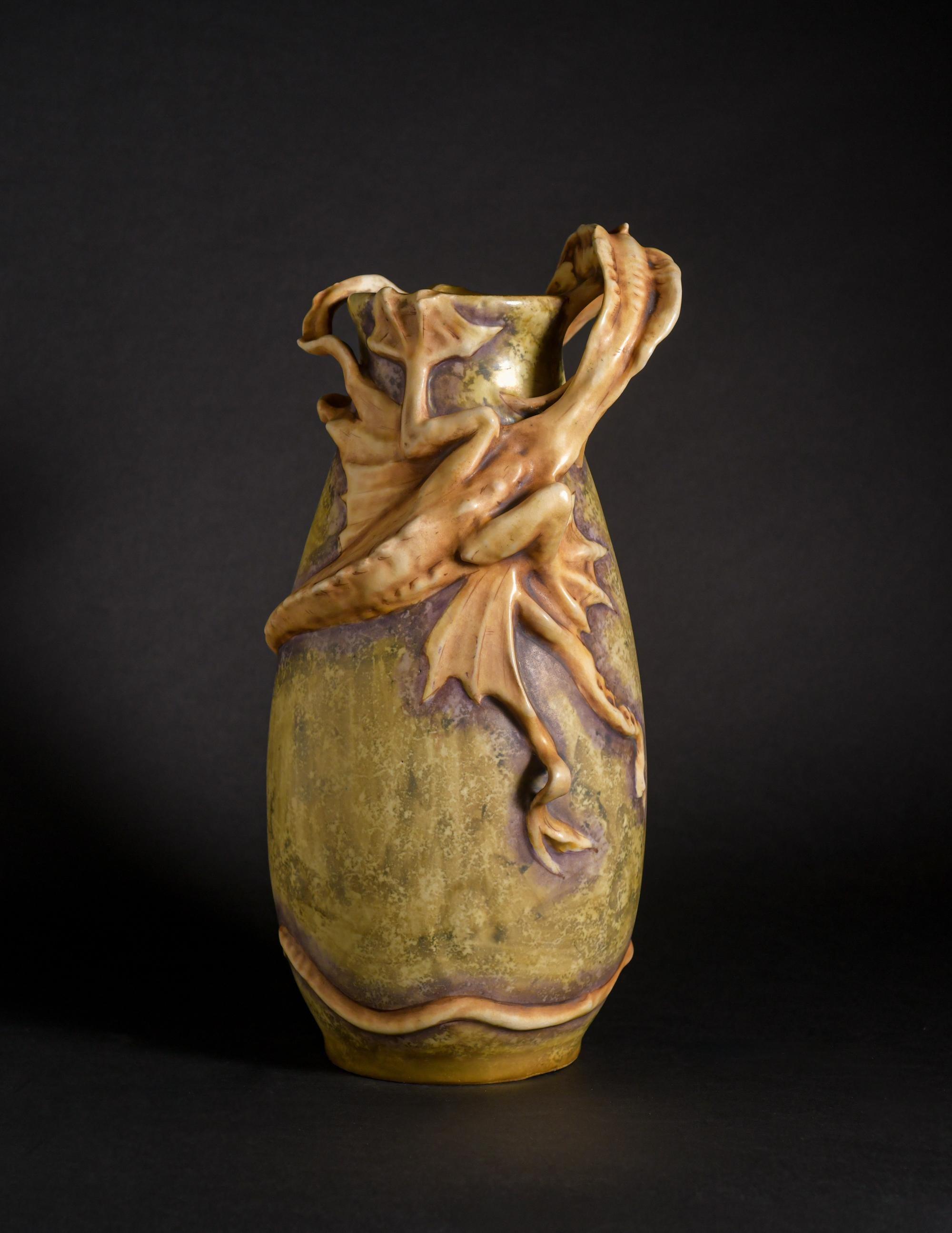 Angry, Webgefasste Jugendstil-Vase mit Meeresmonstermotiven aus dem Jugendstil von Eduard Stellmacher für Amphora (Österreichisch) im Angebot