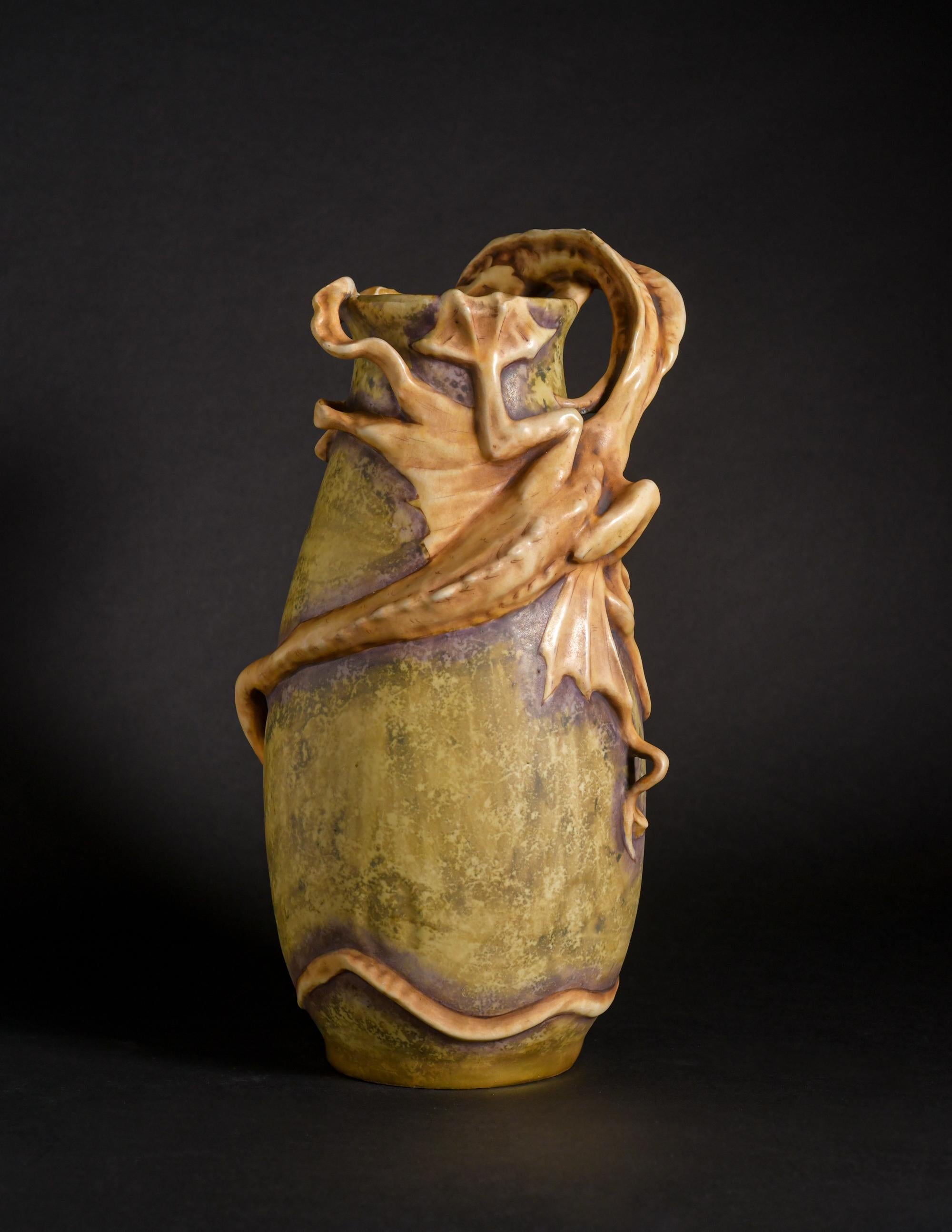 Angry, Webgefasste Jugendstil-Vase mit Meeresmonstermotiven aus dem Jugendstil von Eduard Stellmacher für Amphora (Glasiert) im Angebot
