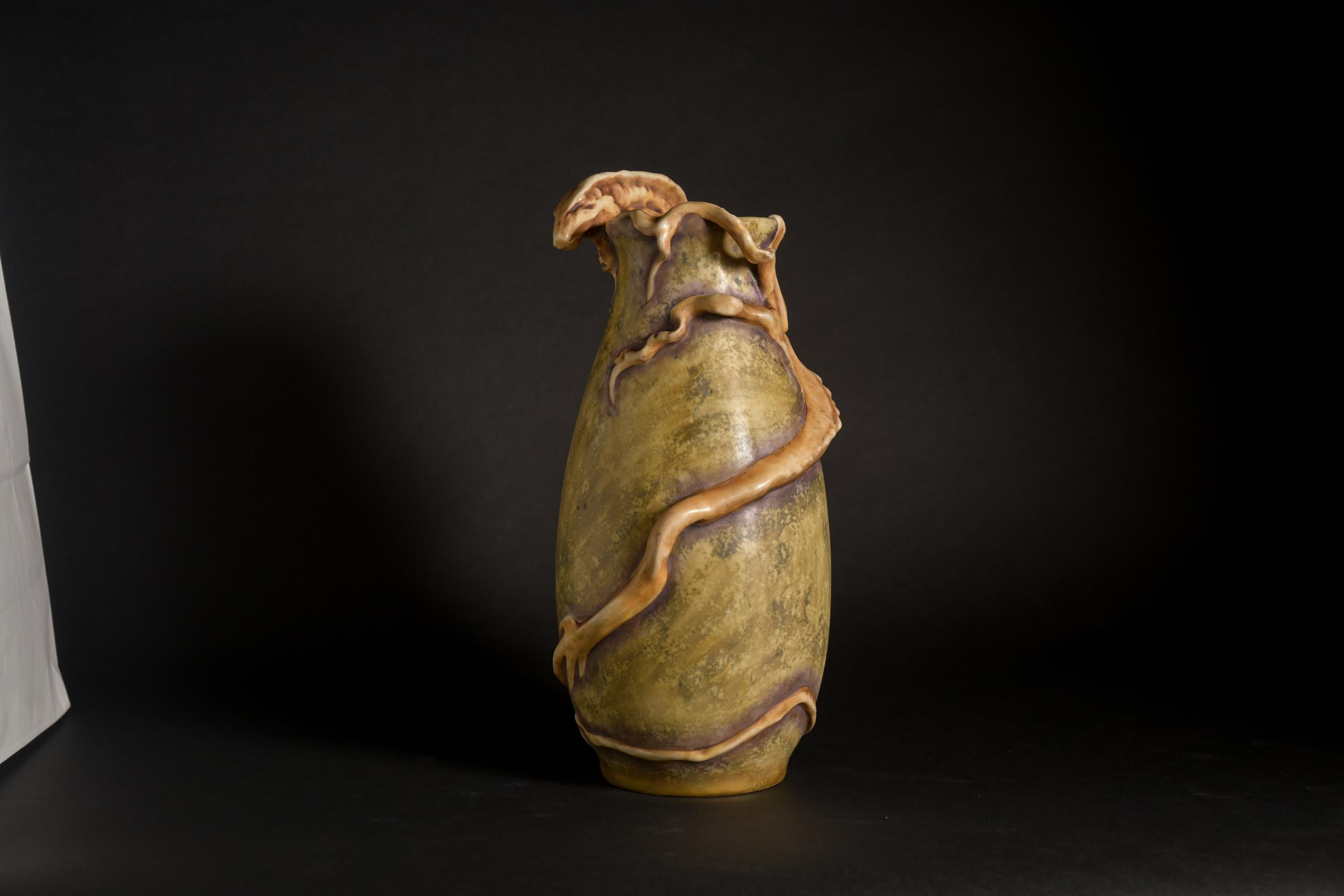 Angry, Webgefasste Jugendstil-Vase mit Meeresmonstermotiven aus dem Jugendstil von Eduard Stellmacher für Amphora im Zustand „Hervorragend“ im Angebot in Chicago, US