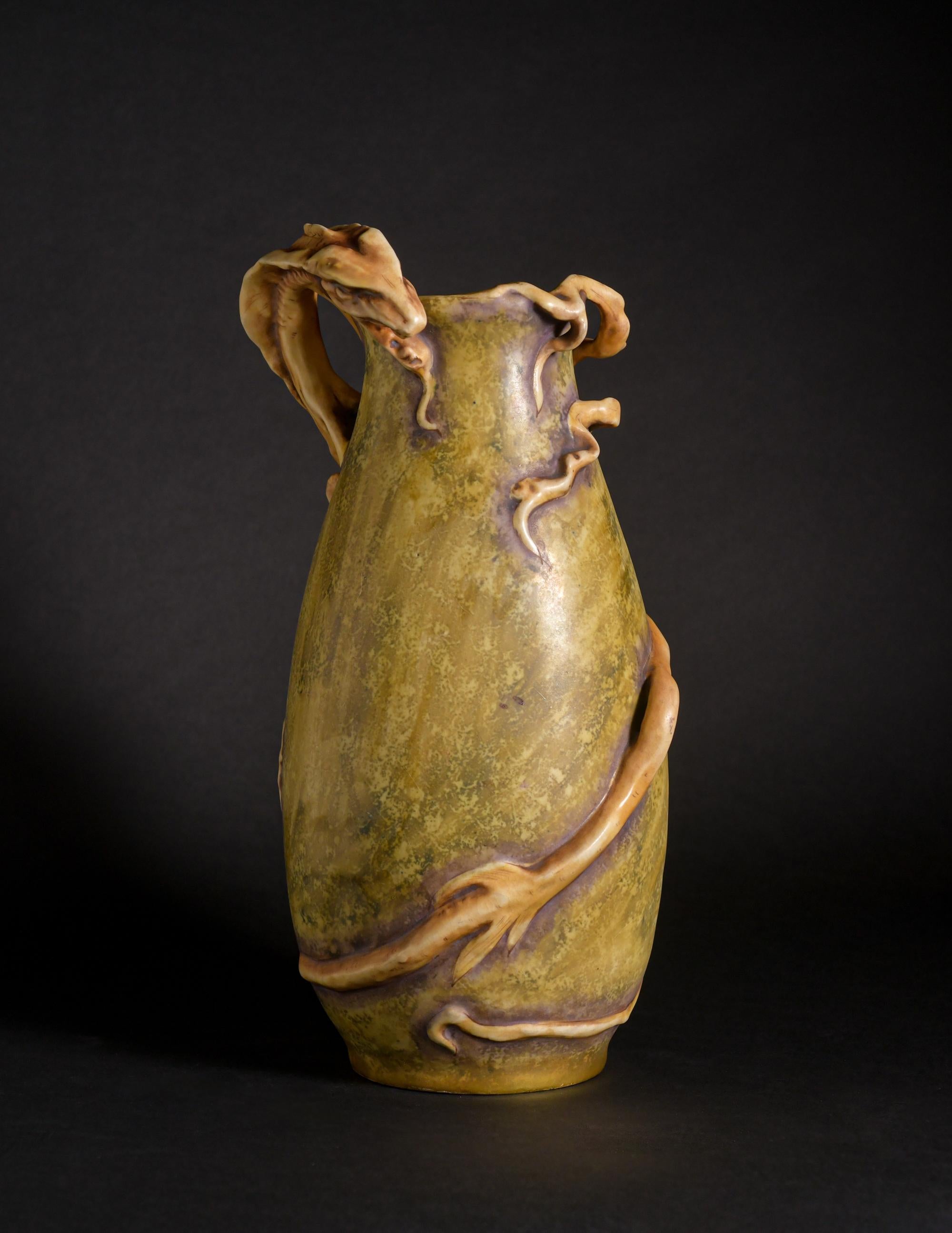 Début du 20ème siècle Vase Art Nouveau en forme de monstre marin aux pieds palmés d'Eduard Stellmacher pour Amphora en vente