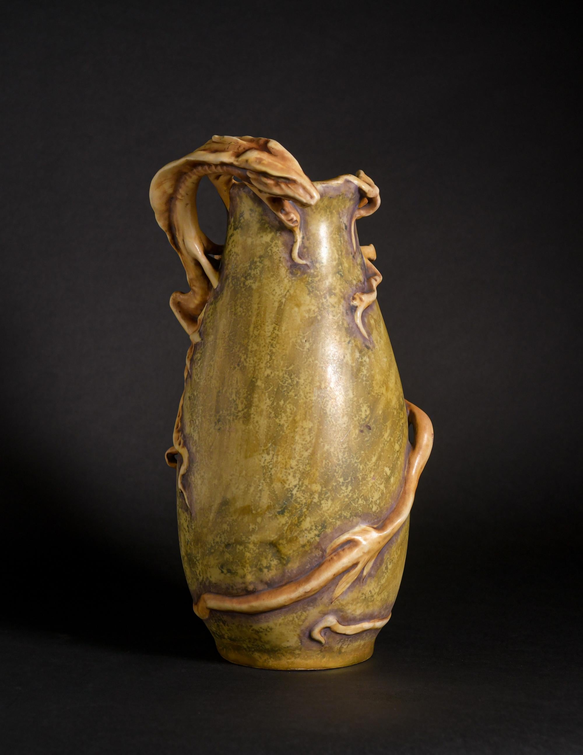 Angry, Webgefasste Jugendstil-Vase mit Meeresmonstermotiven aus dem Jugendstil von Eduard Stellmacher für Amphora (Tonware) im Angebot
