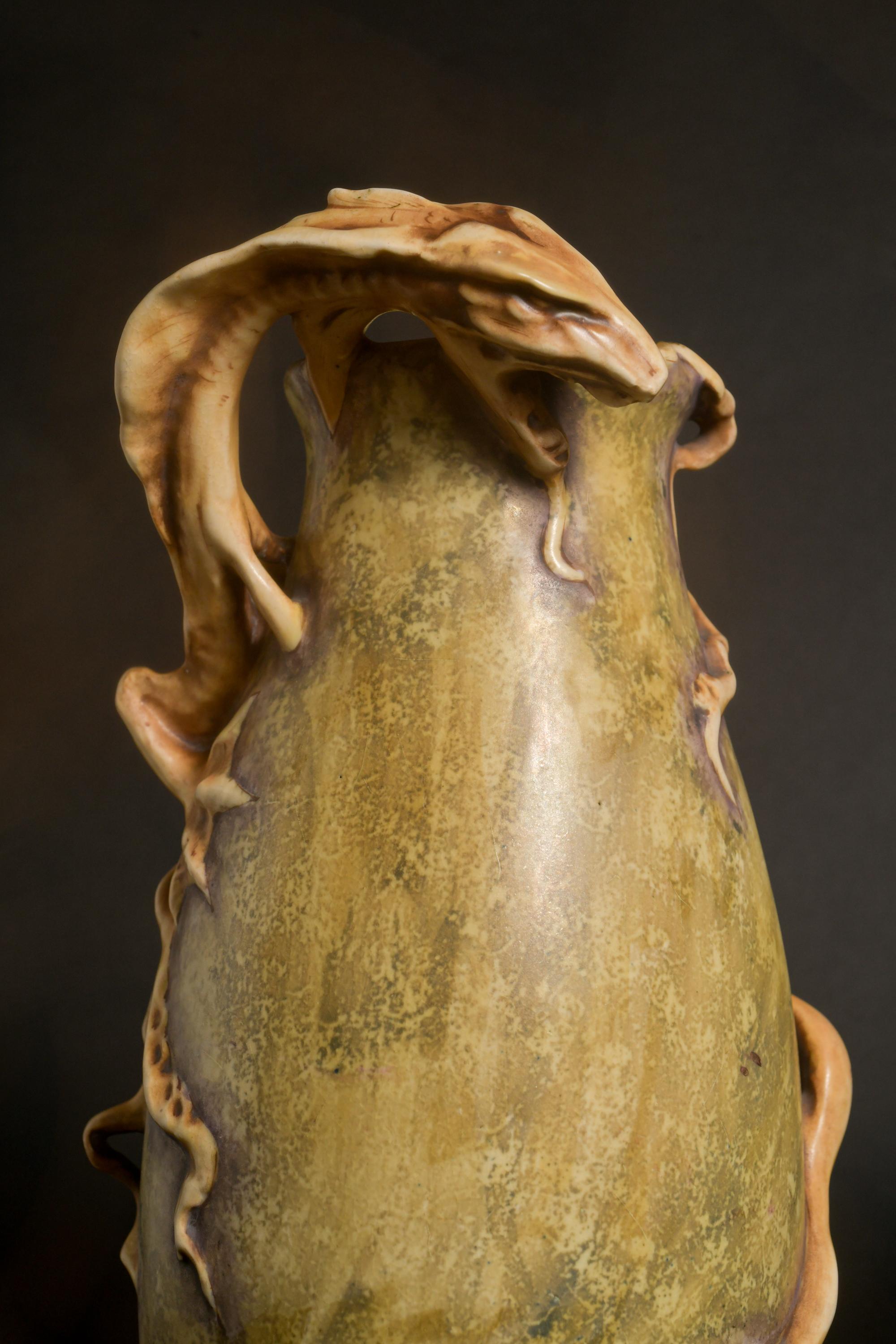 Angry, Webgefasste Jugendstil-Vase mit Meeresmonstermotiven aus dem Jugendstil von Eduard Stellmacher für Amphora im Angebot 1
