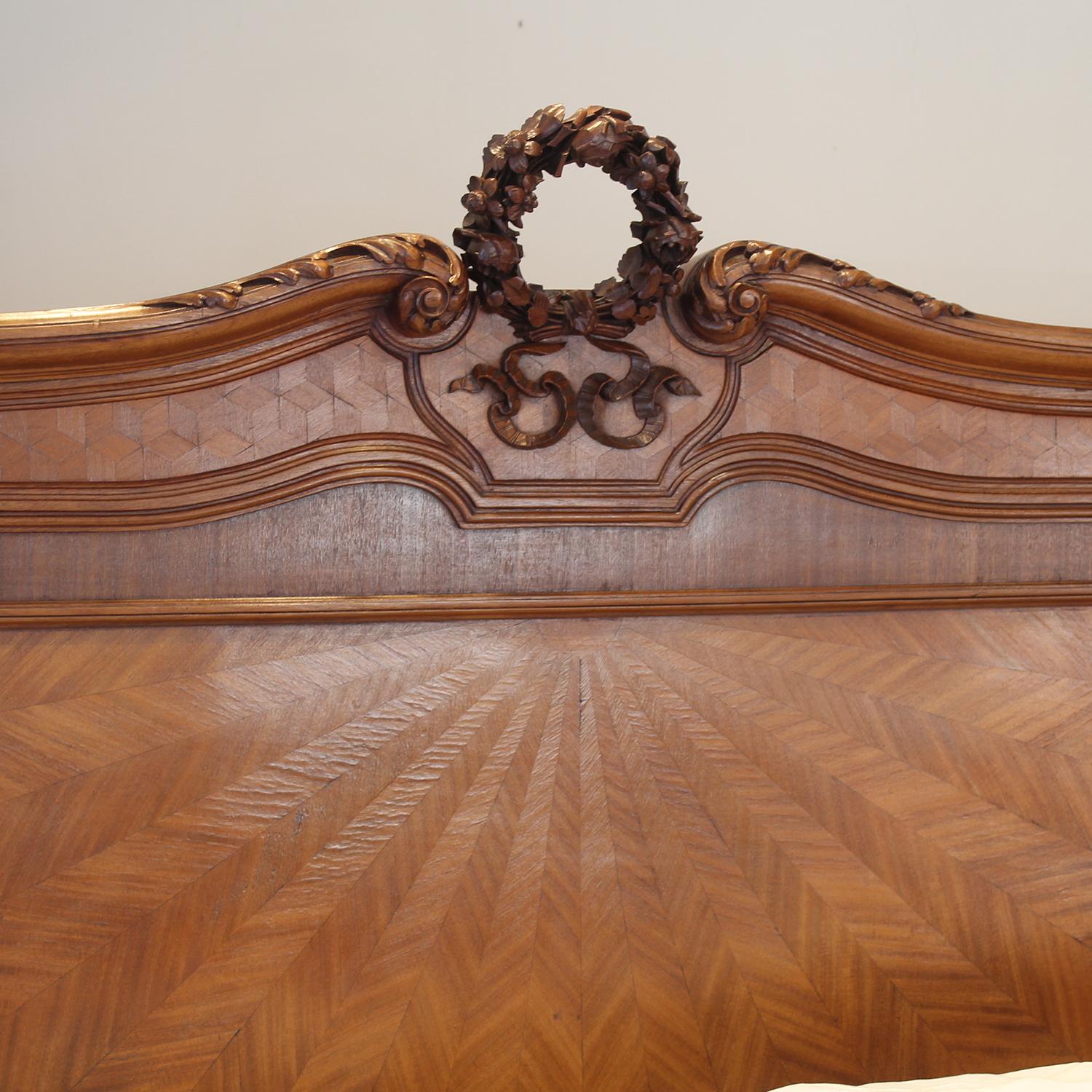 Antikes Art-Déco-Bett aus Obstholz mit Parkettarbeit und Sonnenschliff-Intarsien, WK196 (Frühes 20. Jahrhundert) im Angebot