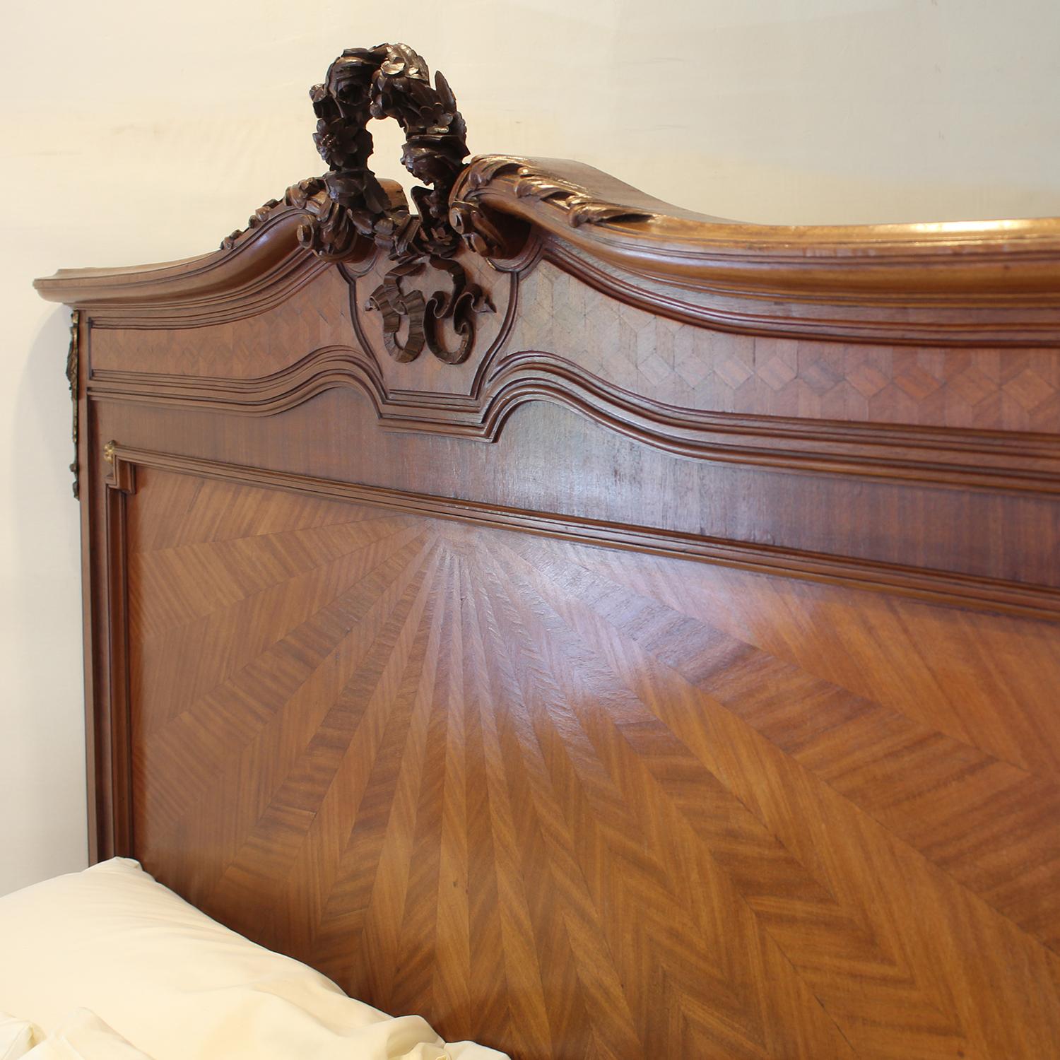 Antikes Art-Déco-Bett aus Obstholz mit Parkettarbeit und Sonnenschliff-Intarsien, WK196 im Angebot 1