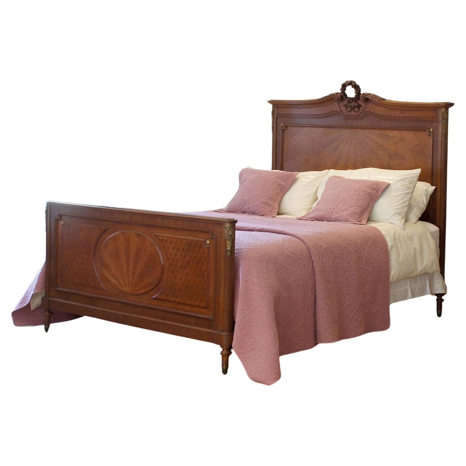 Antikes Art-Déco-Bett aus Obstholz mit Parkettarbeit und Sonnenschliff-Intarsien, WK196 im Angebot