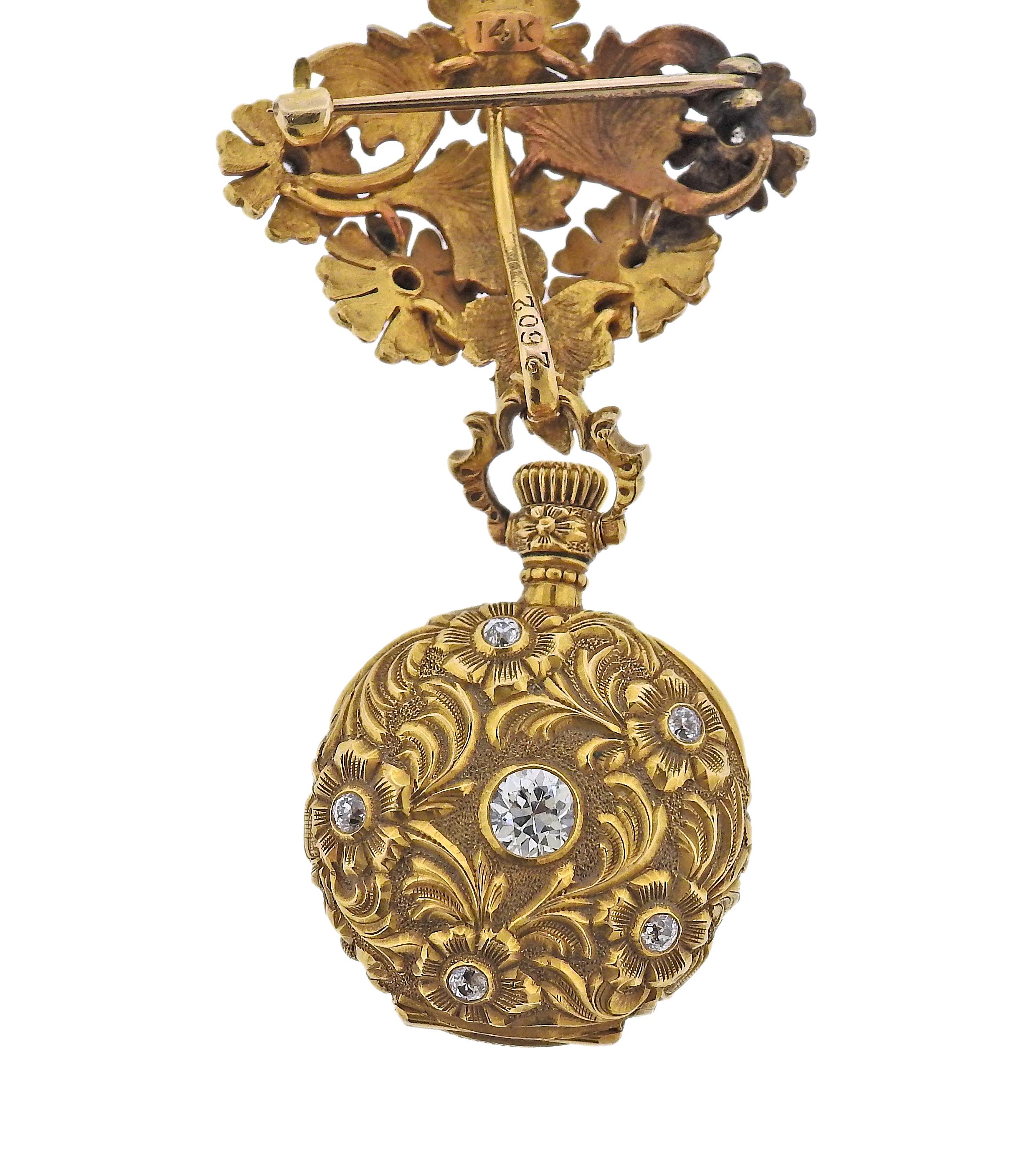 Montre de poche ancienne en or 18k, boîtier en haut-relief, décorée de diamants. Le boîtier a un diamètre de 23 mm.  Cadran en porcelaine et aiguilles filigranées d'origine. Suspendu à une broche de revers en or 14k Nouveau, avec des diamants. La